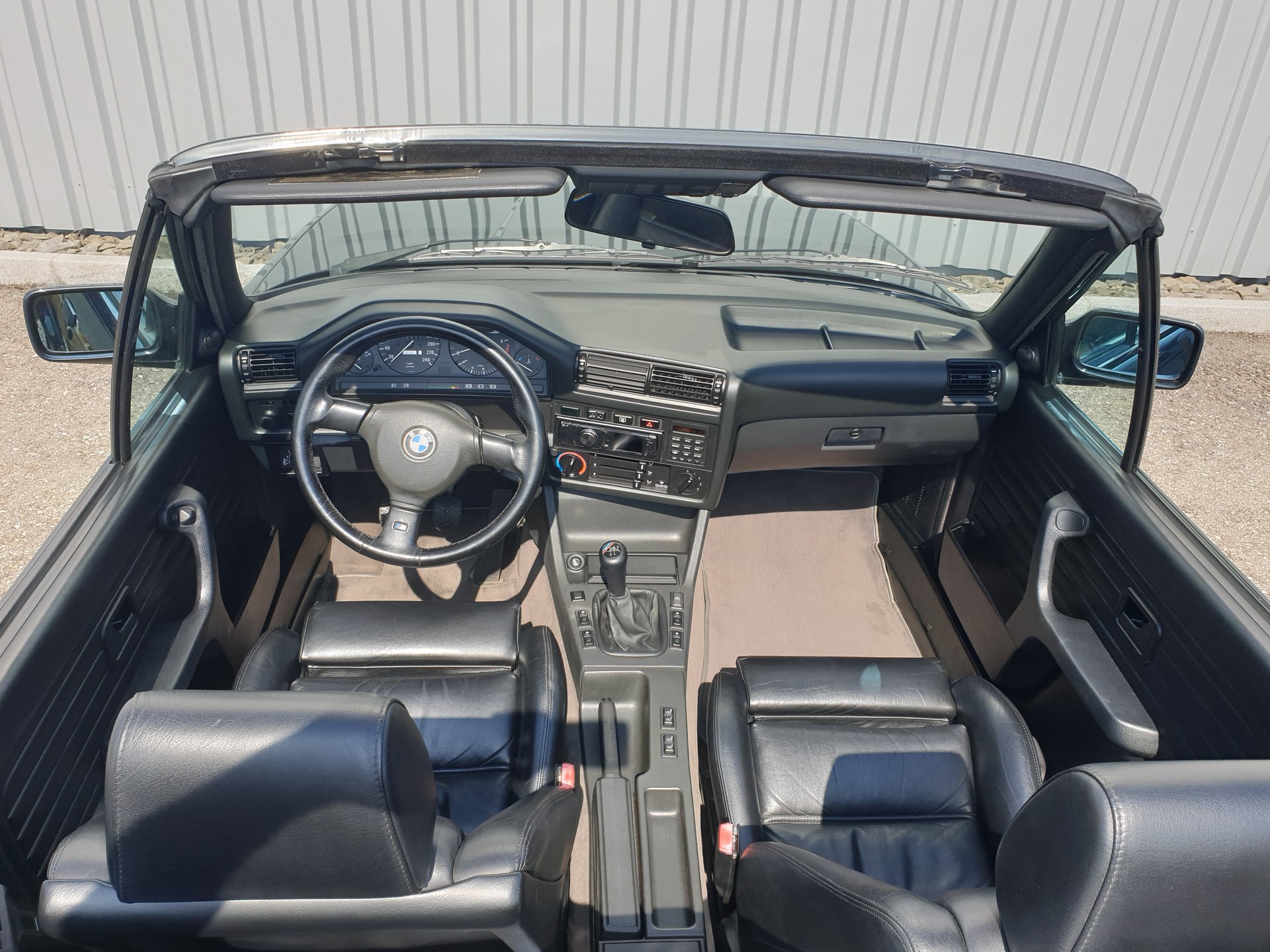 BMW 325i Cabrio-image-12