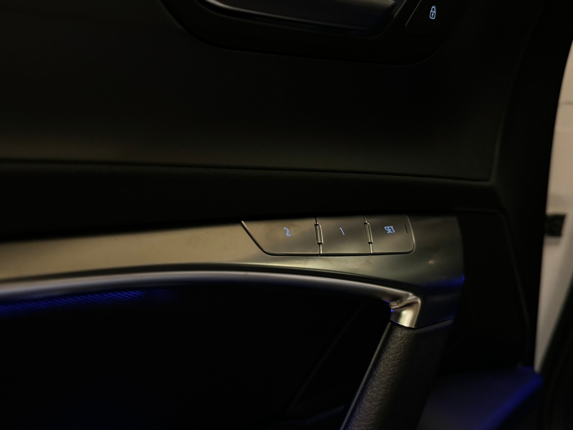 AUDI A6 Avant 40 TDI quattro S-tronic-image-18