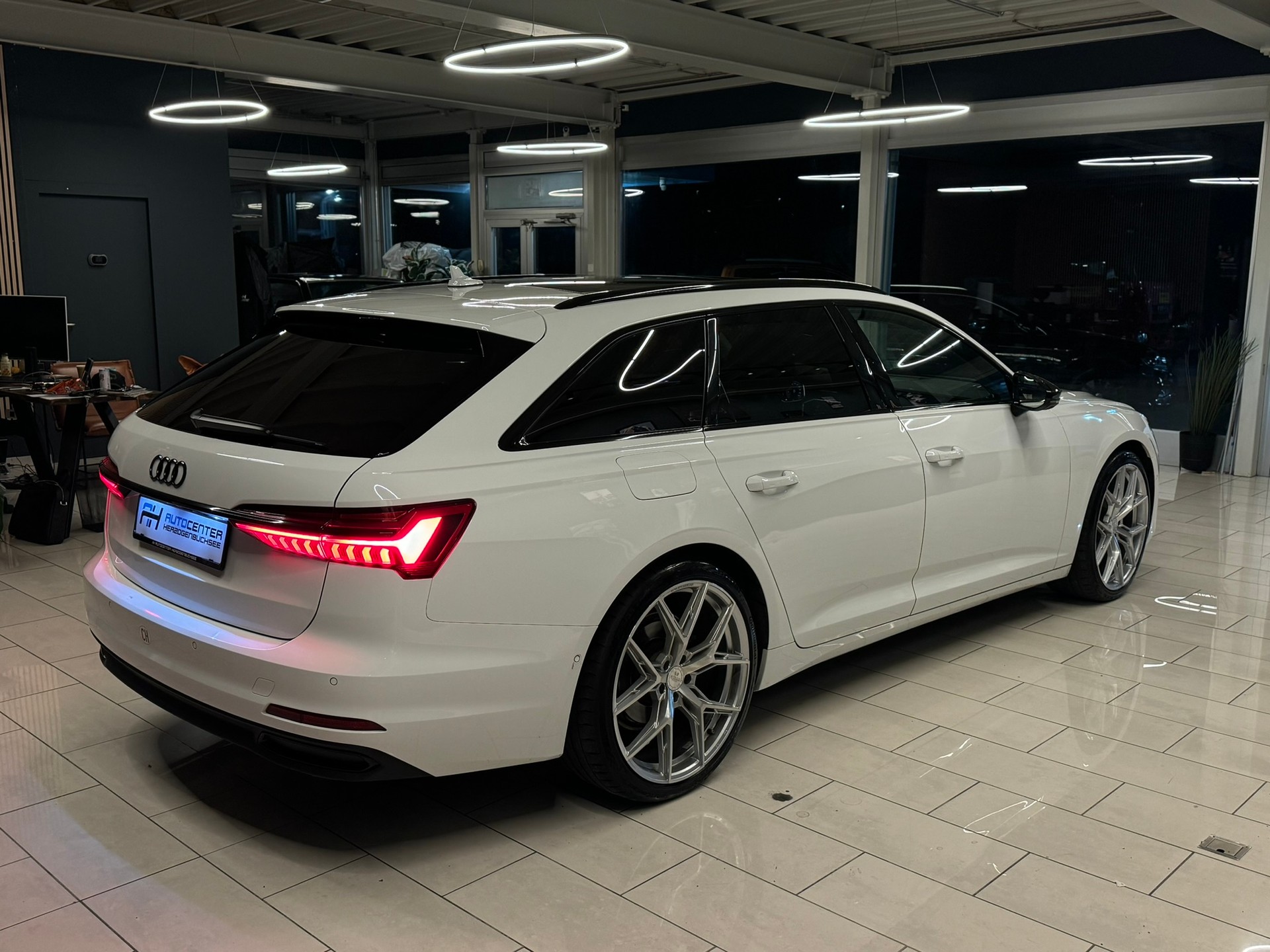 AUDI A6 Avant 40 TDI quattro S-tronic-image-5