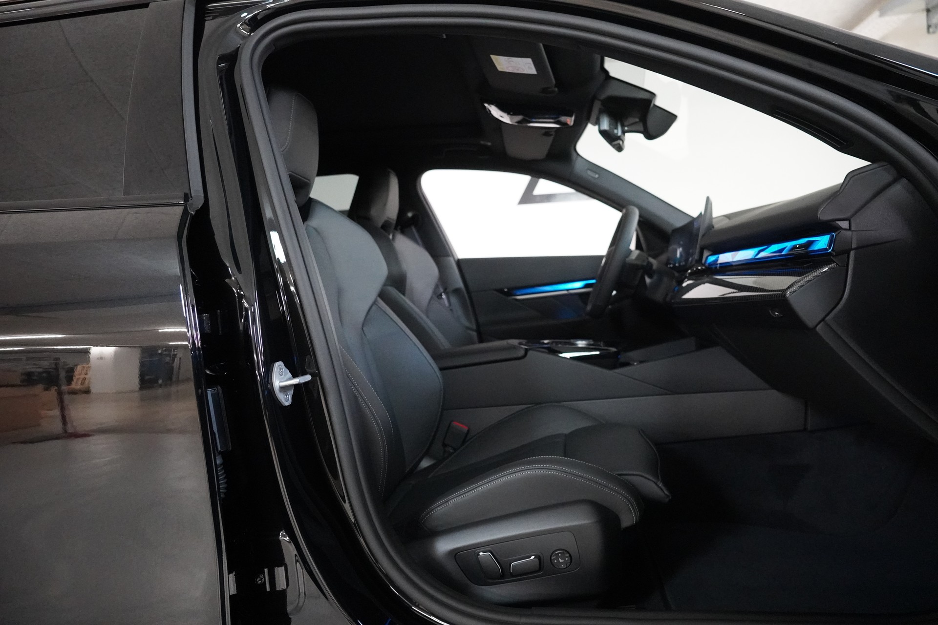 BMW i5 M60 Touring M Sport Pro-image-13