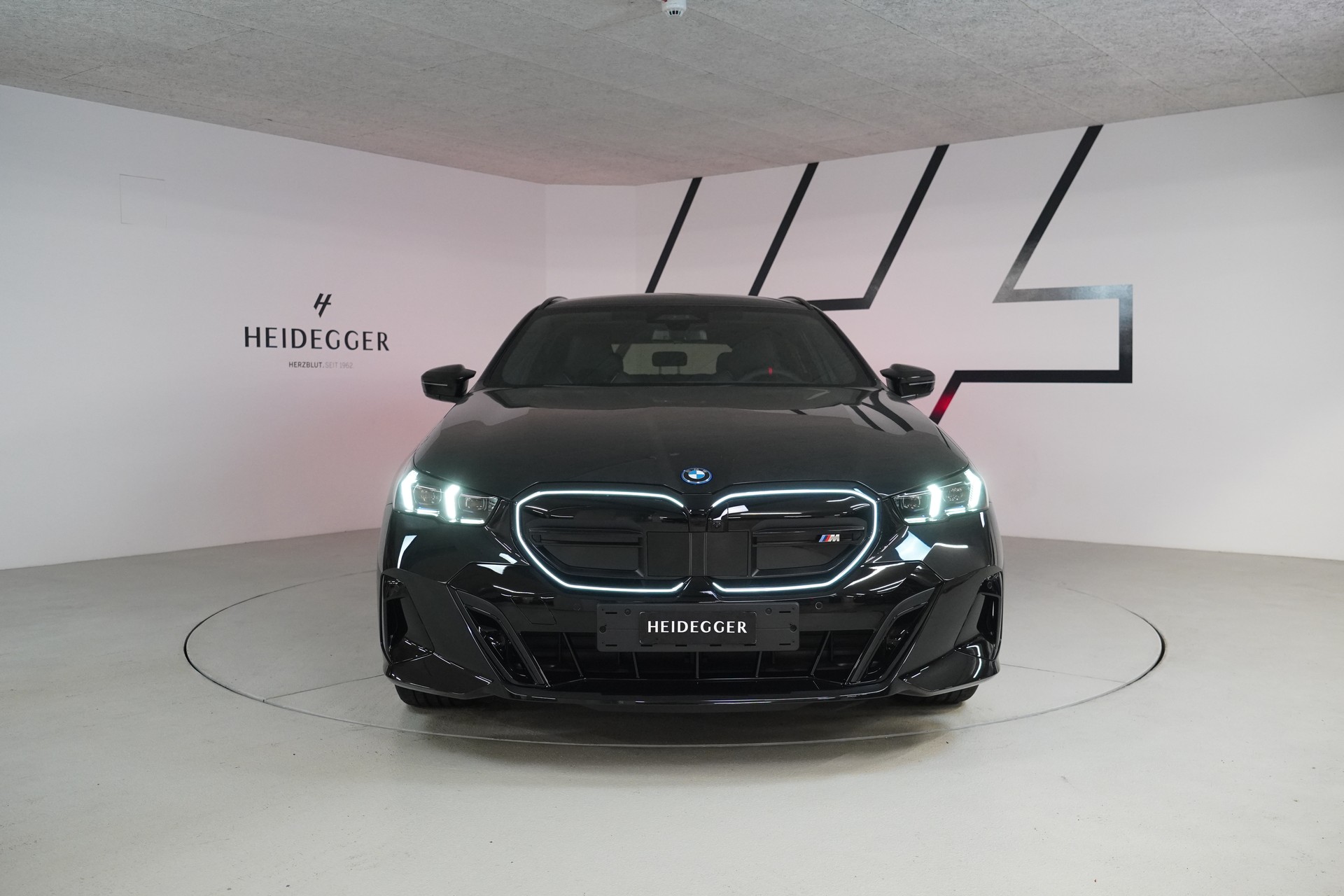 BMW i5 M60 Touring M Sport Pro-showroom-element-1