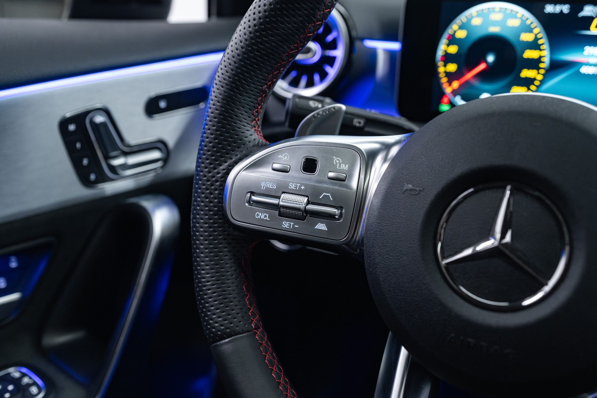 MERCEDES-BENZ A 35 AMG 4Matic Speedshift (CH)-image-9