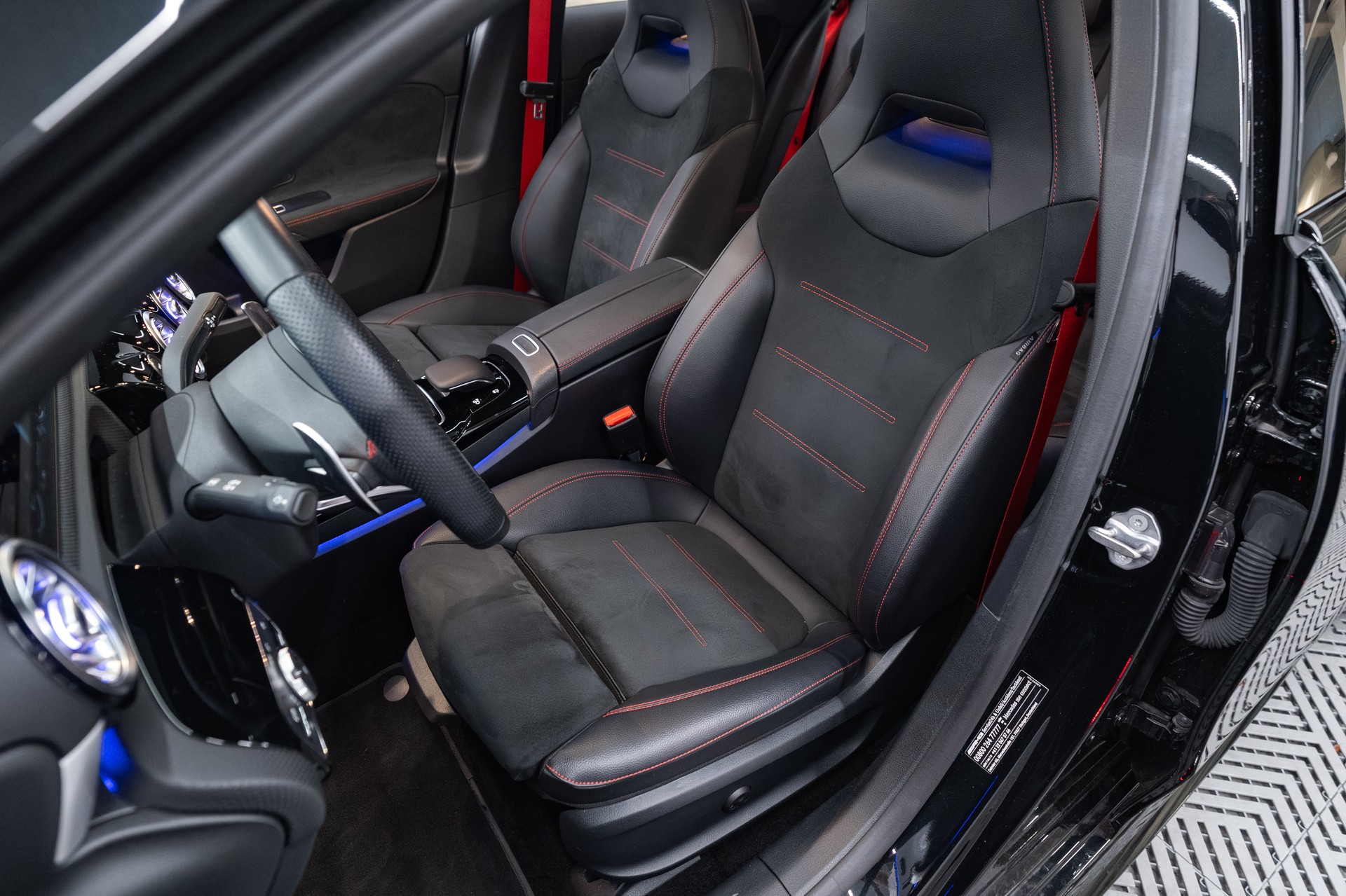 MERCEDES-BENZ A 35 AMG 4Matic Speedshift (CH)-image-6