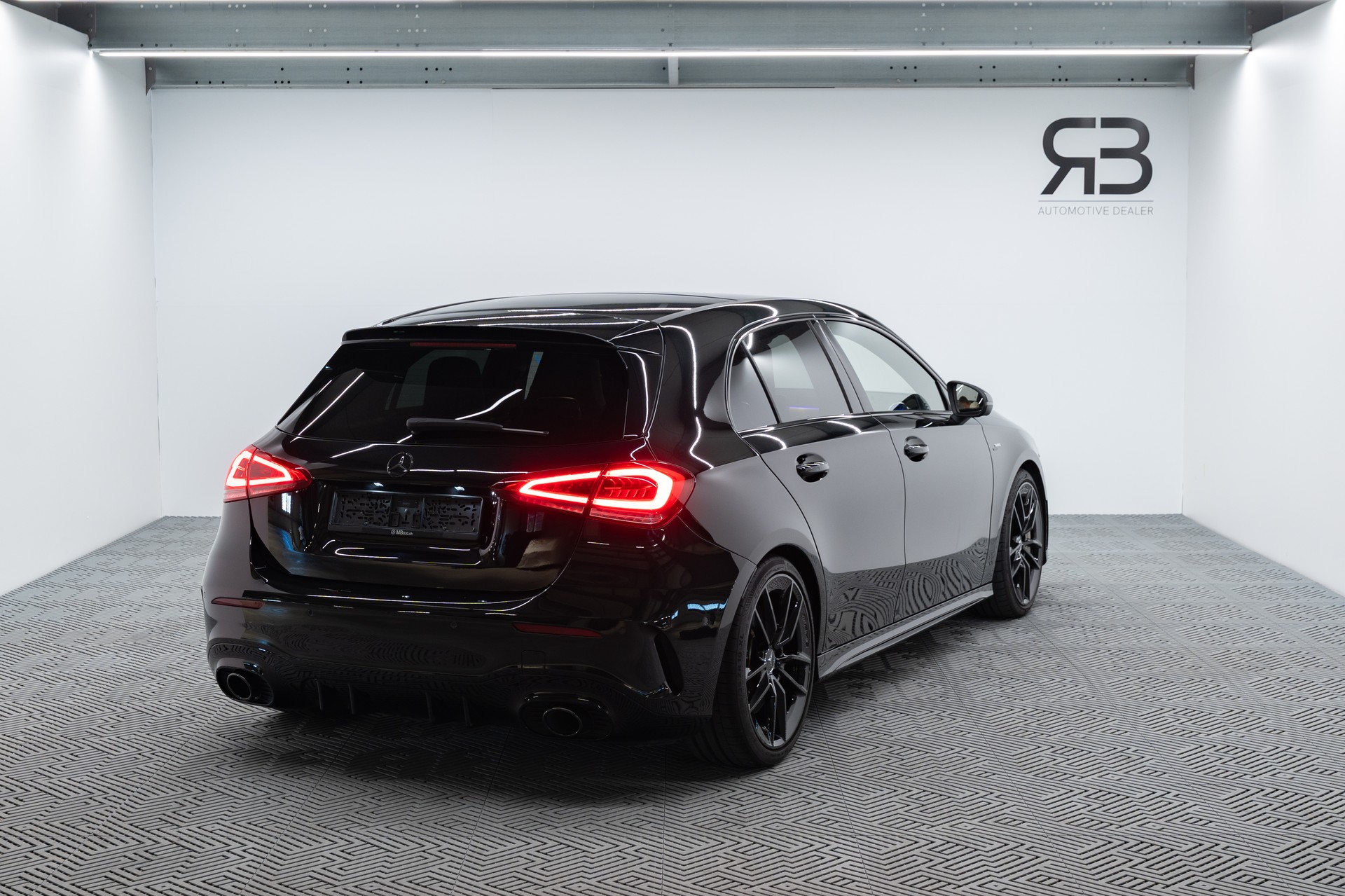 MERCEDES-BENZ A 35 AMG 4Matic Speedshift (CH)-image-2
