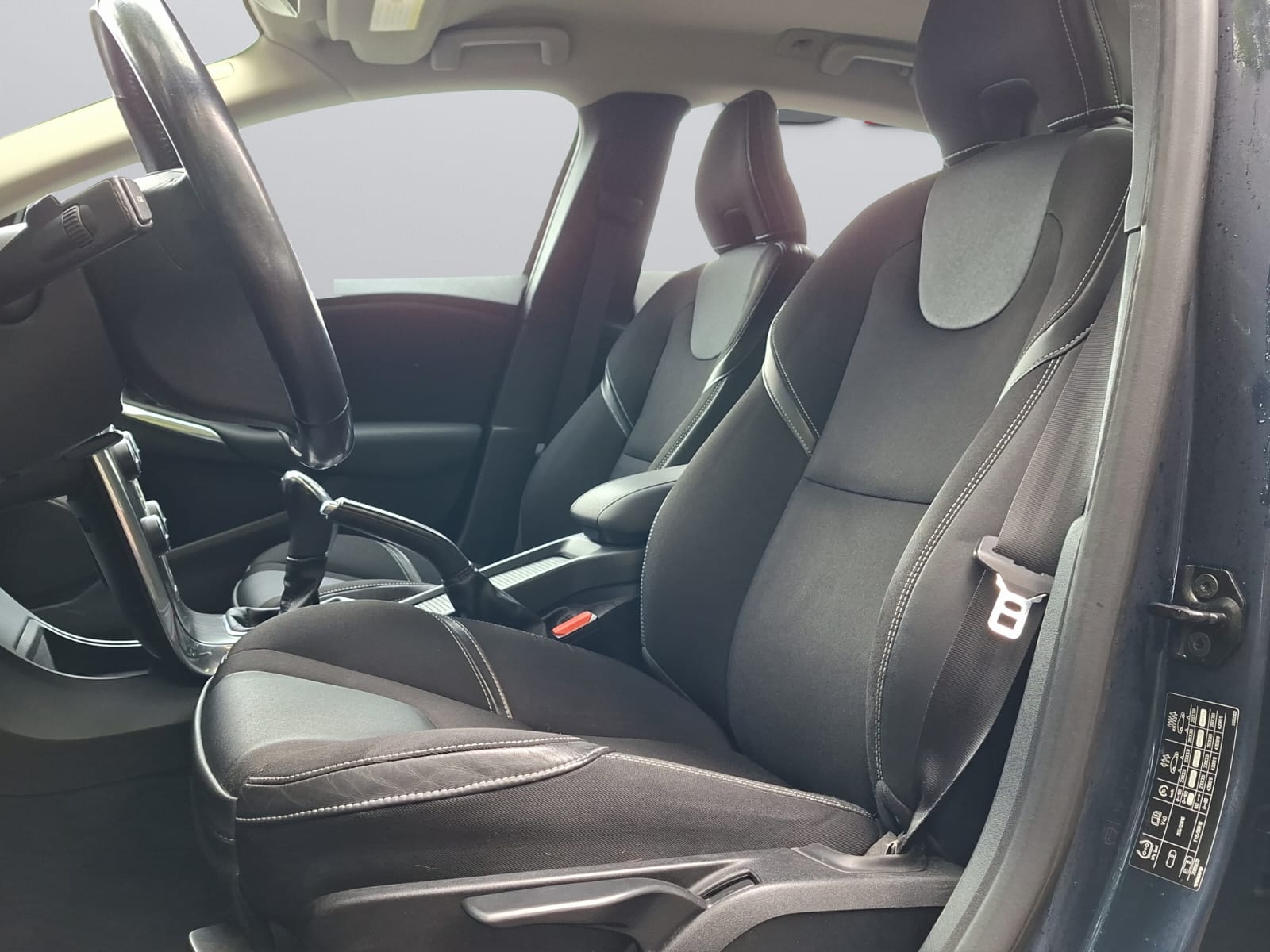 VOLVO V40 D2-image-10