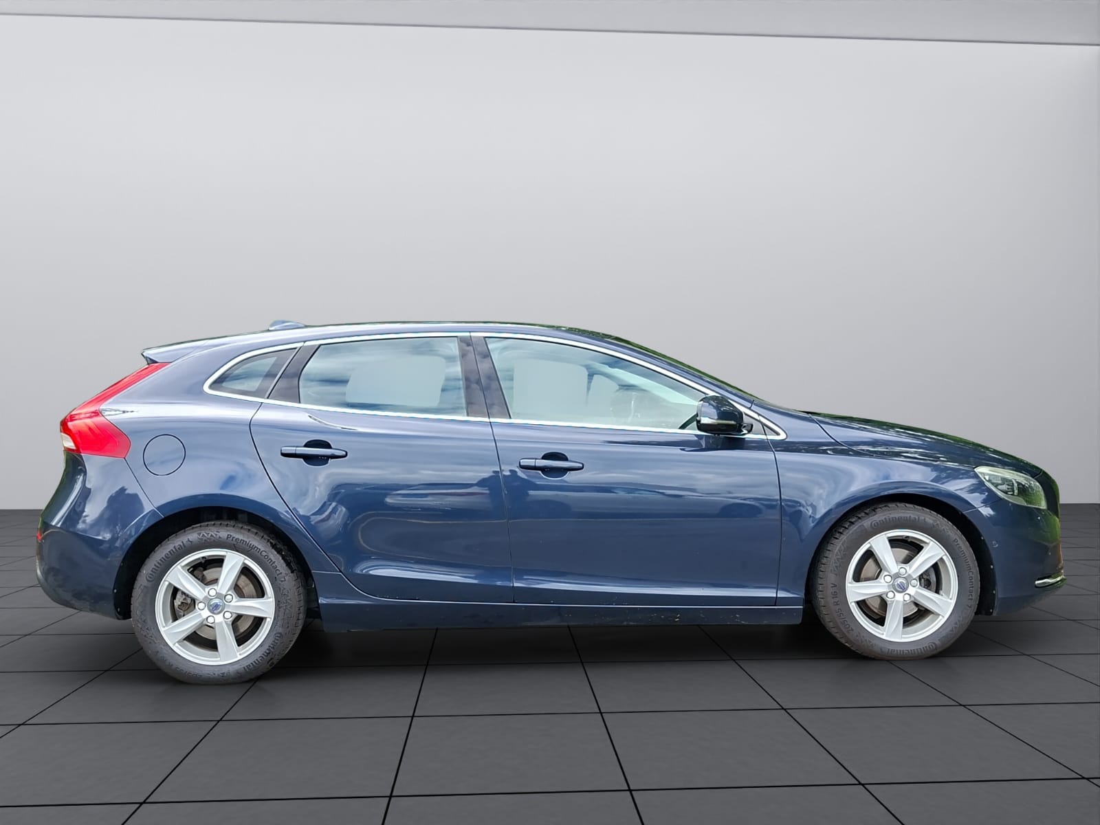 VOLVO V40 D2-image-8