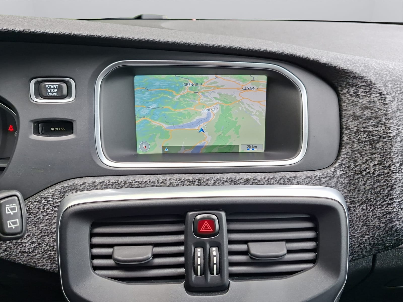 VOLVO V40 D2-image-15