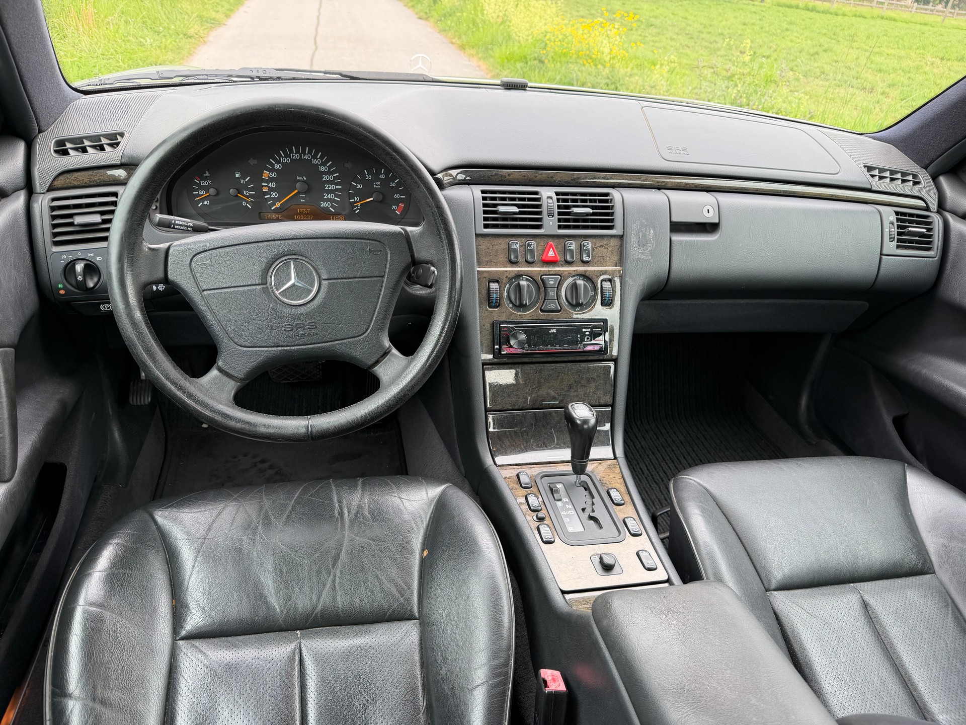 MERCEDES-BENZ E 320 Avantgarde Automatic-image-6
