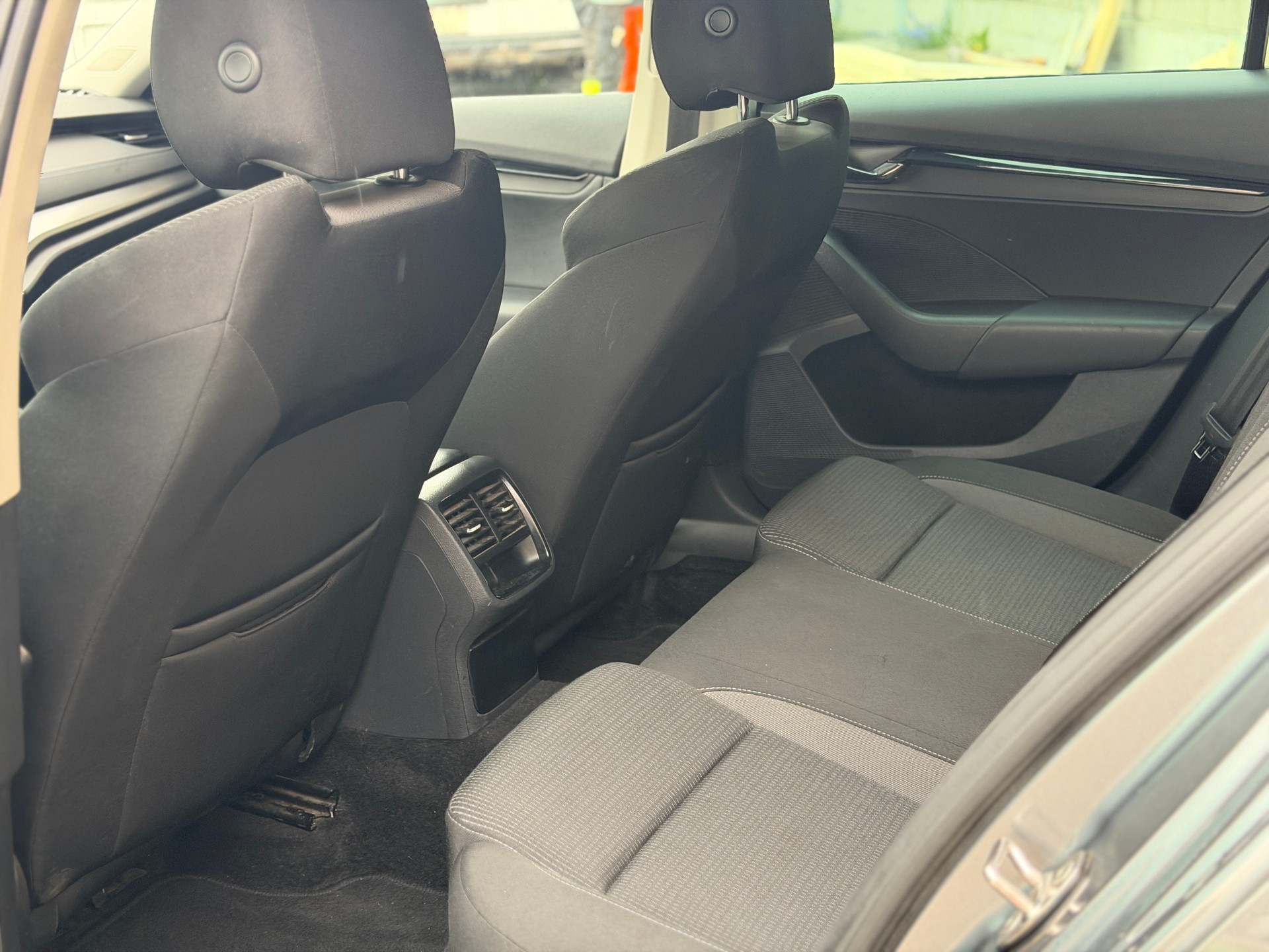 SKODA Octavia Combi 2.0 TDI DSG Ambition 4x4-image-17