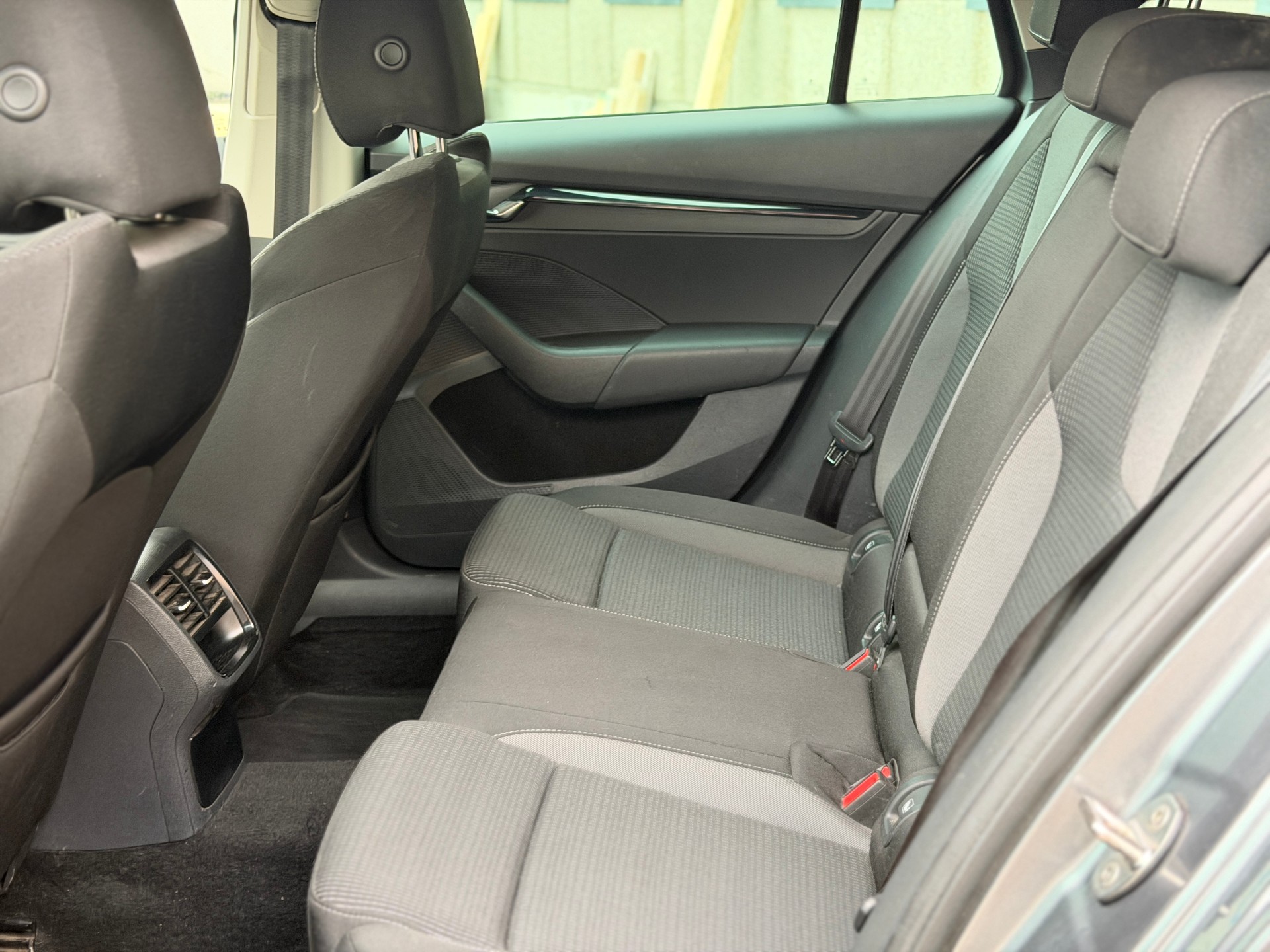 SKODA Octavia Combi 2.0 TDI DSG Ambition 4x4-image-16