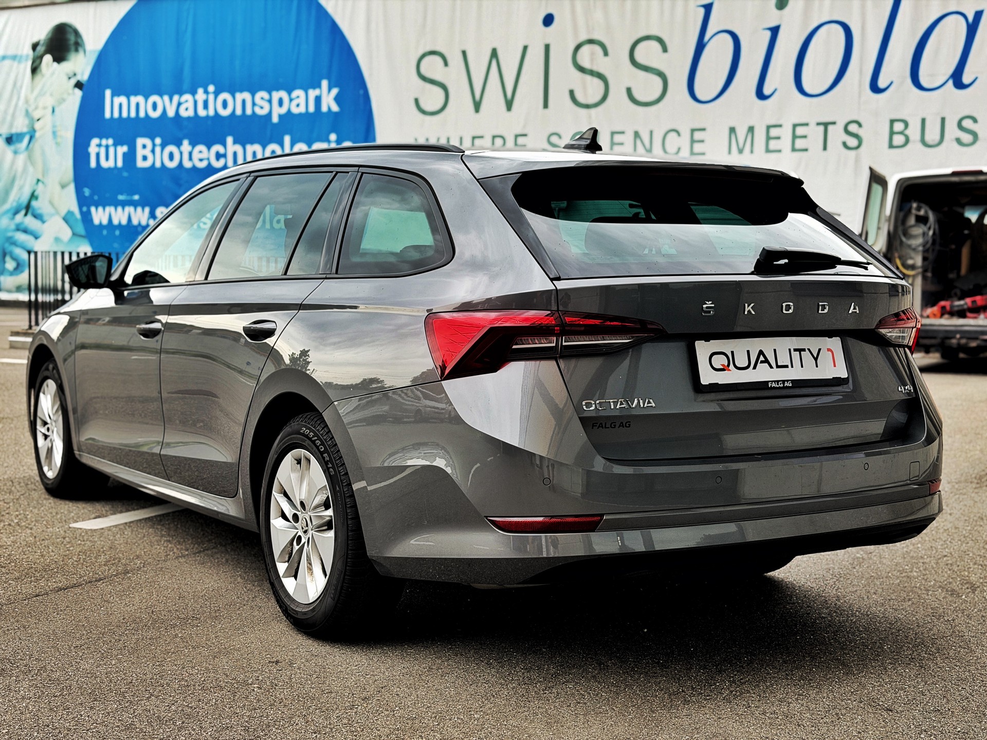 SKODA Octavia Combi 2.0 TDI DSG Ambition 4x4-showroom-element-2