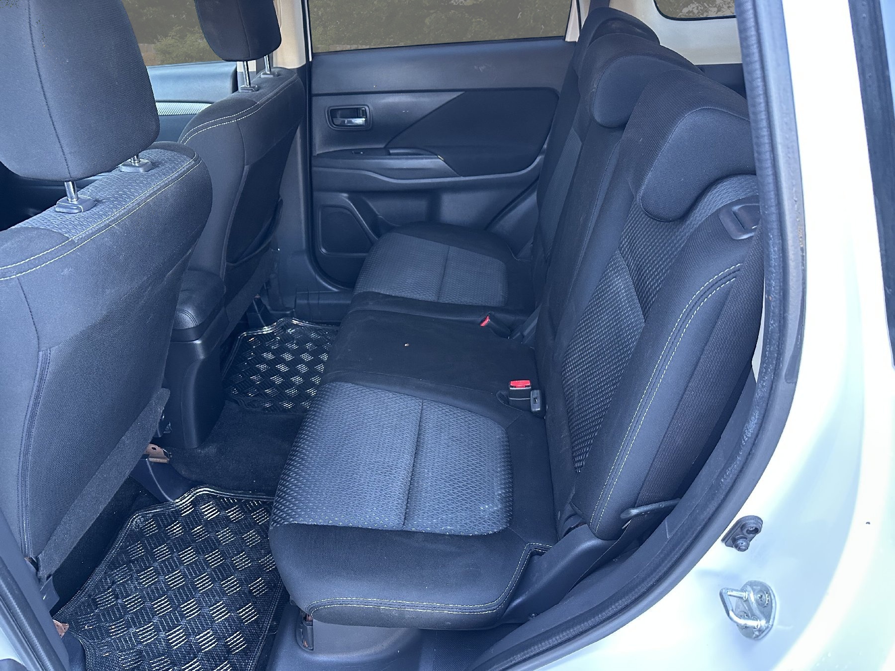 MITSUBISHI Outlander 2.2 DID Style 4WD Automatic-image-11