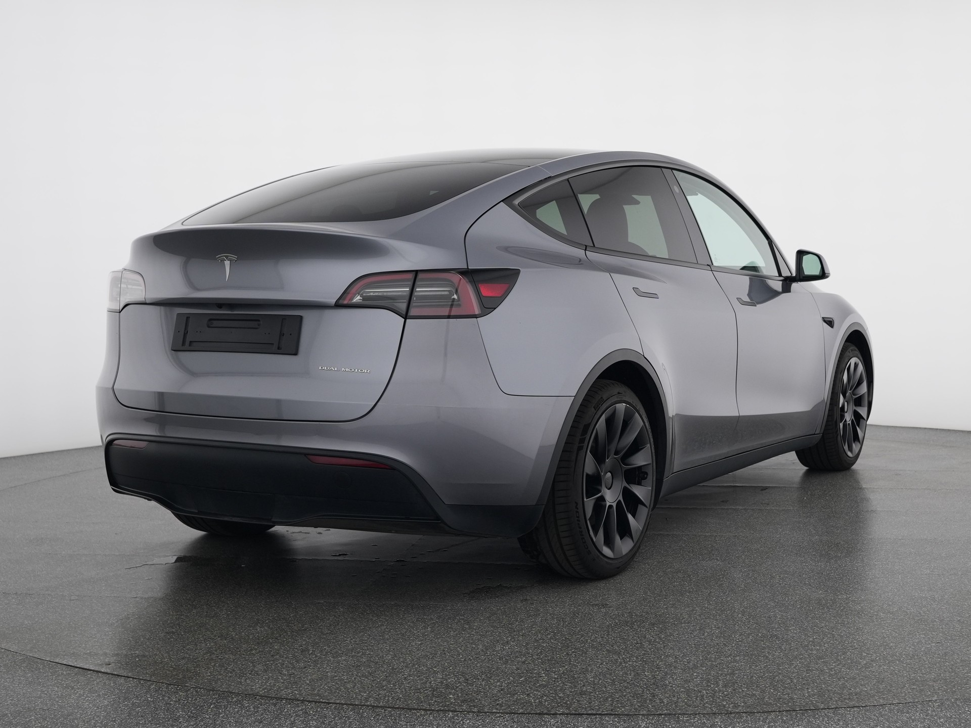 TESLA Model Y Long Range-showroom-element-2