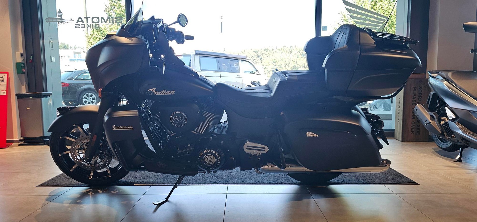 INDIAN Roadmaster Dark Horse-image-1
