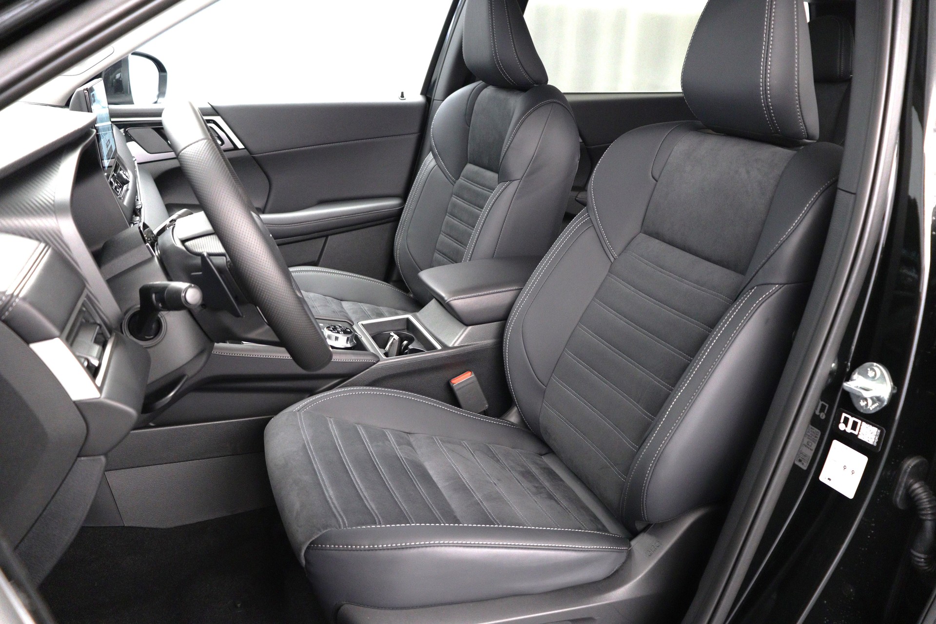 MITSUBISHI Outlander 2.4 PHEV Intense 4x4-showroom-element-2