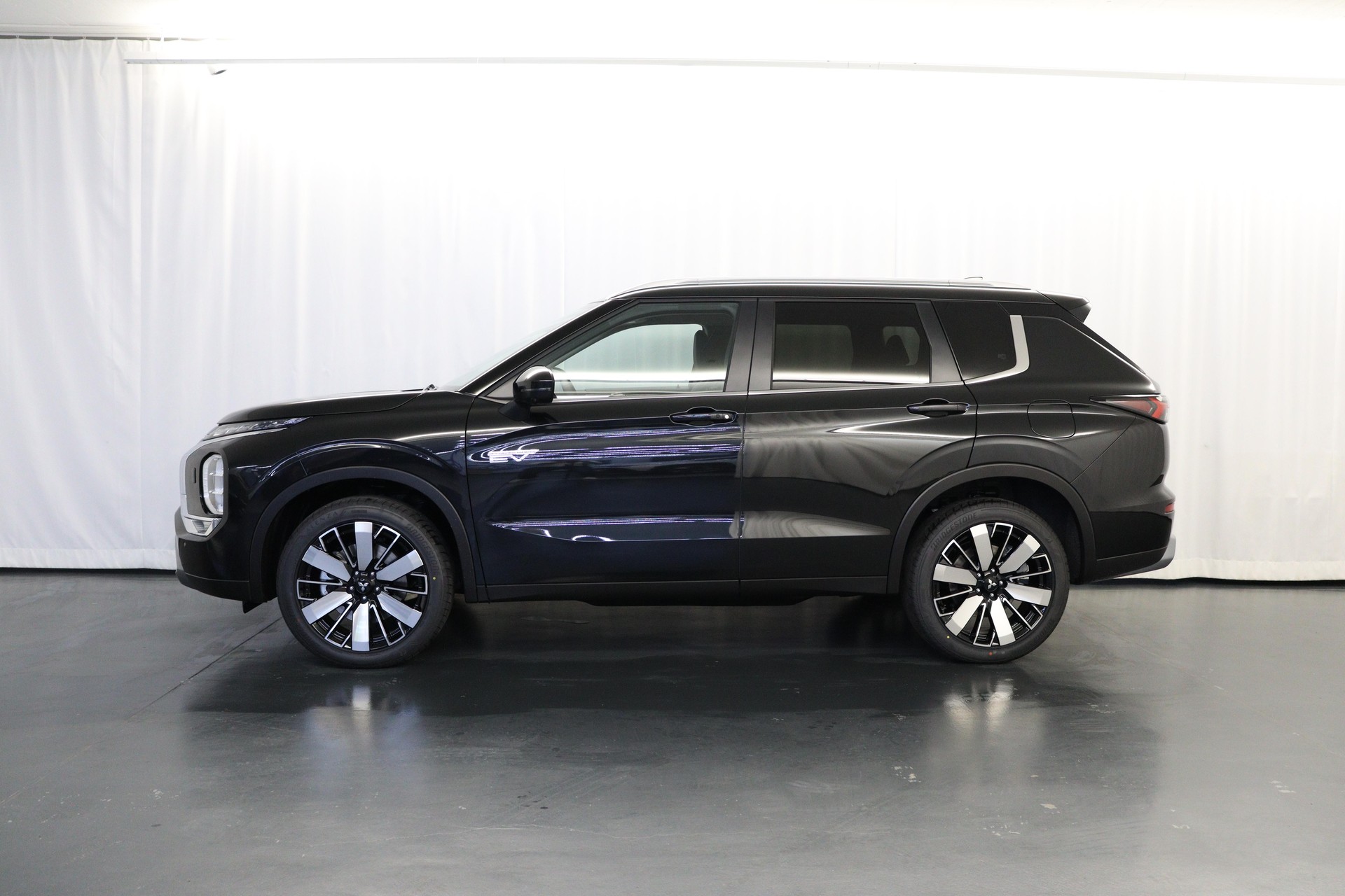 MITSUBISHI Outlander 2.4 PHEV Intense 4x4-showroom-element-3