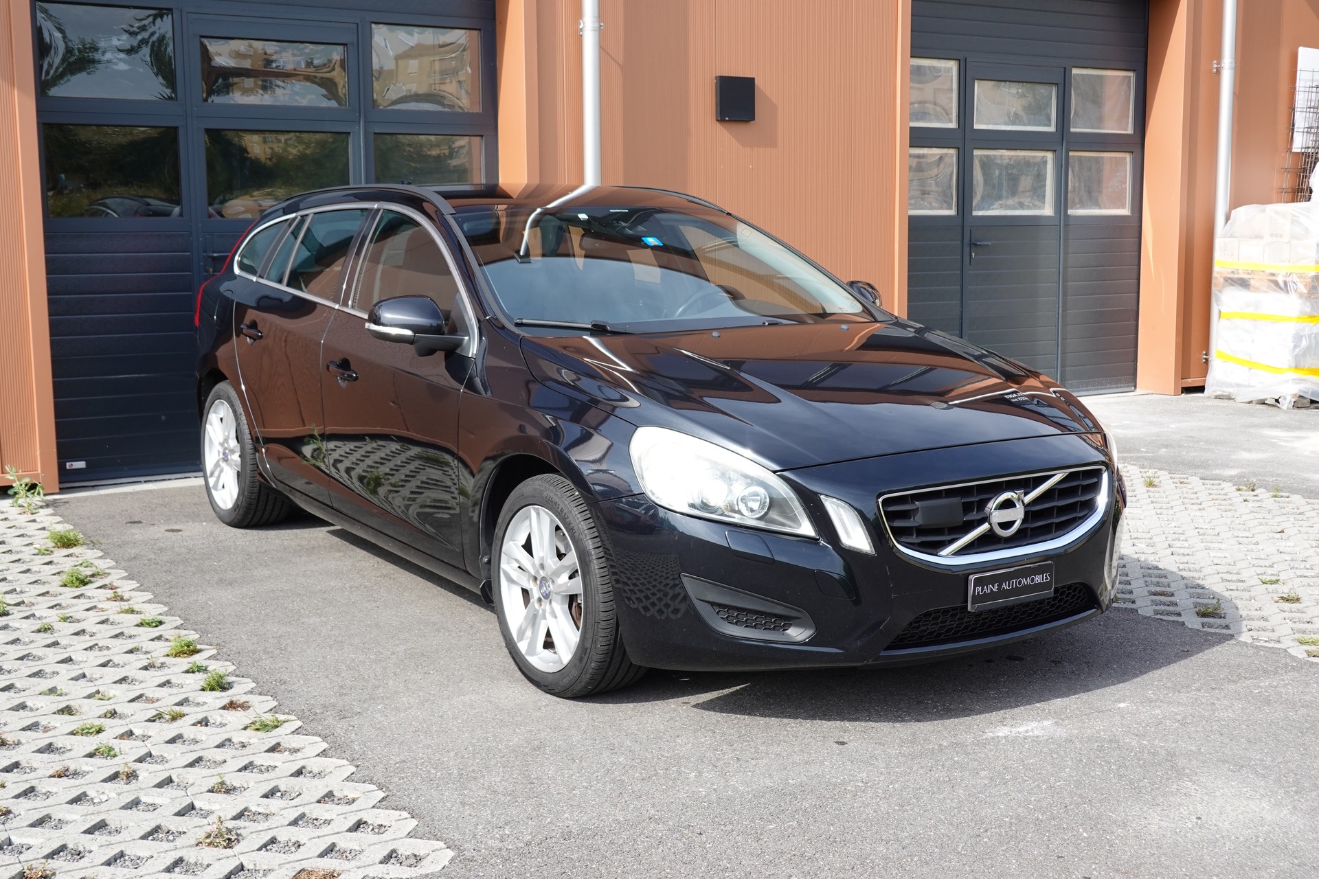 VOLVO V60 D4 AWD Geartronic "* CH Véhicule * 8 Roues * Phares Auto * Sièges chauffants * Capteur stationnement * Tempomat *-showroom-element-2