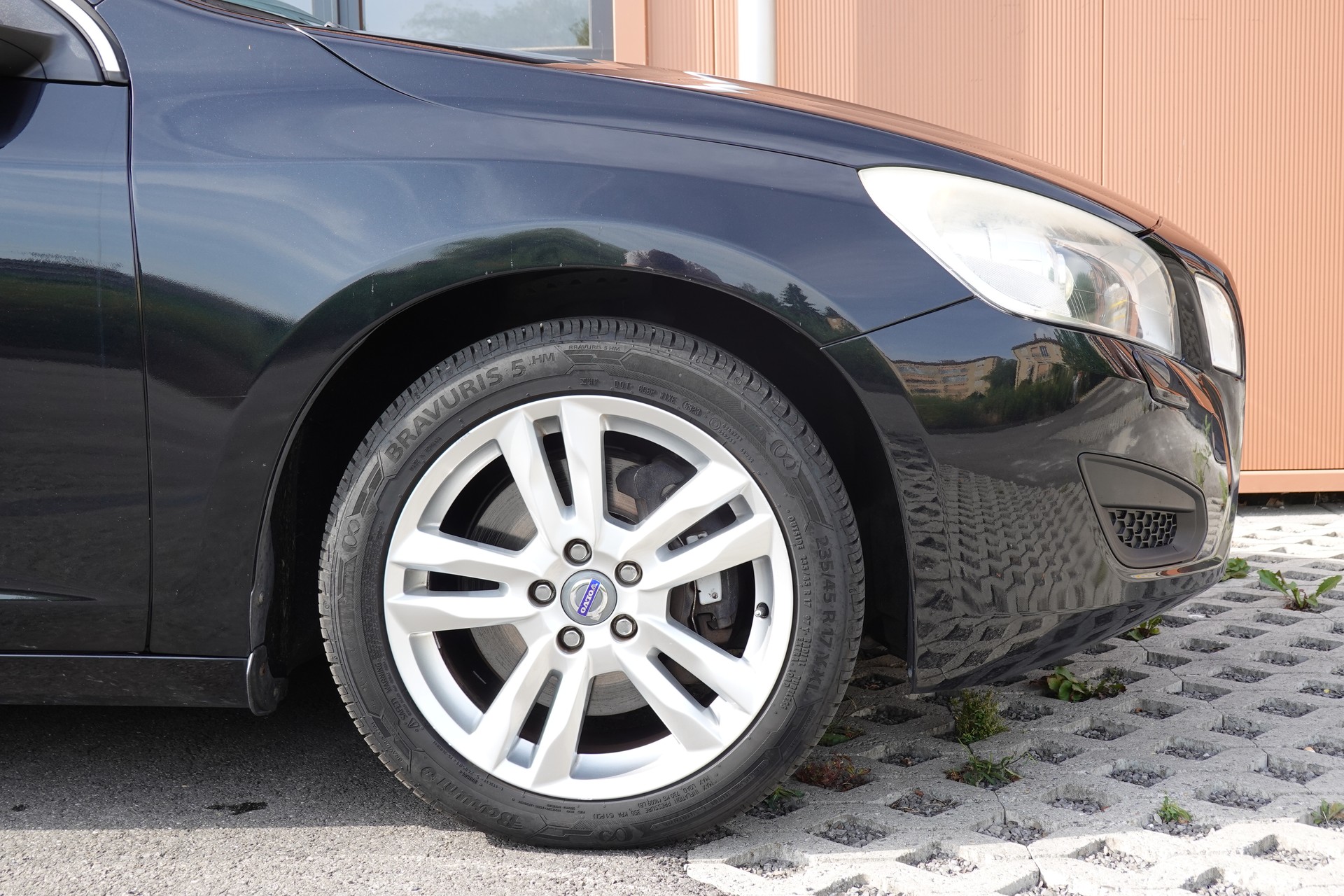 VOLVO V60 D4 AWD Geartronic "* CH Véhicule * 8 Roues * Phares Auto * Sièges chauffants * Capteur stationnement * Tempomat *-image-4