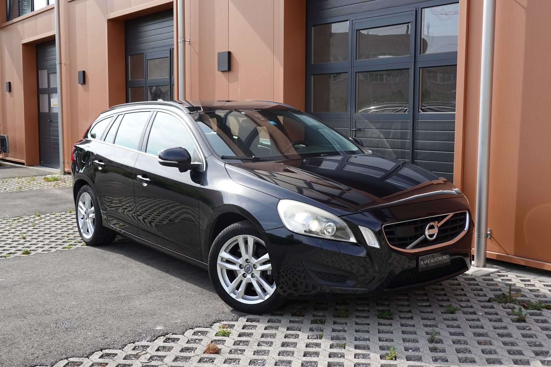 VOLVO V60 D4 AWD Geartronic "* CH Véhicule * 8 Roues * Phares Auto * Sièges chauffants * Capteur stationnement * Tempomat *-image-5