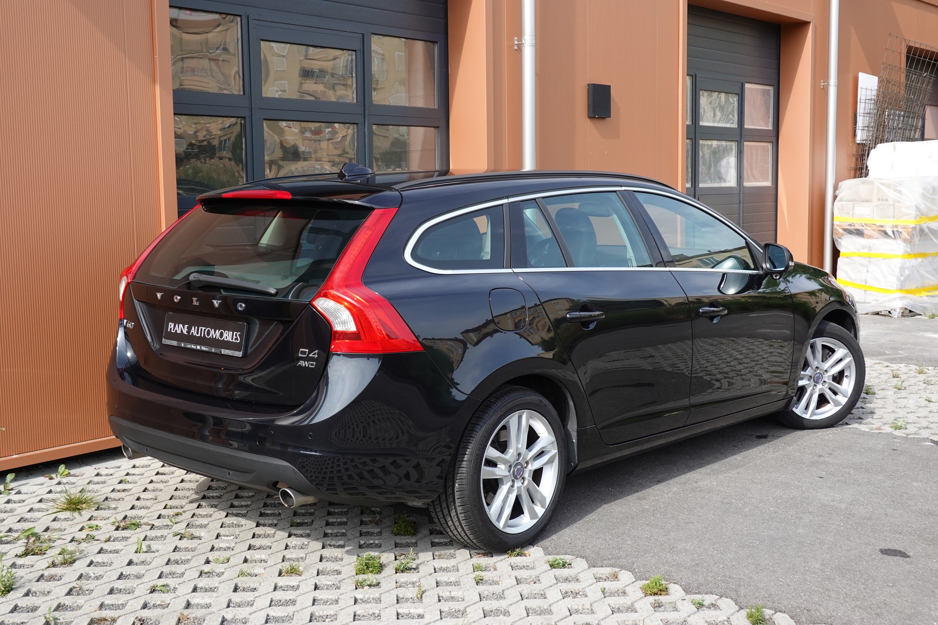 VOLVO V60 D4 AWD Geartronic "* CH Véhicule * 8 Roues * Phares Auto * Sièges chauffants * Capteur stationnement * Tempomat *-image-6