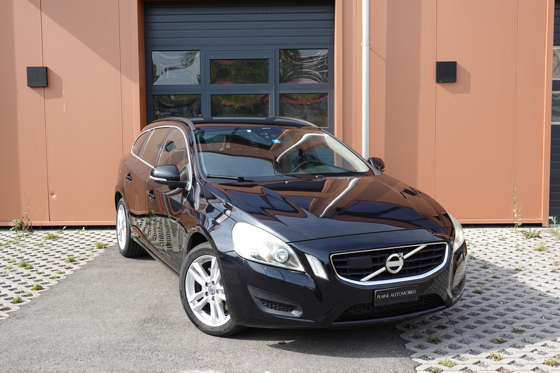 VOLVO V60 D4 AWD Geartronic "* CH Véhicule * 8 Roues * Phares Auto * Sièges chauffants * Capteur stationnement * Tempomat *