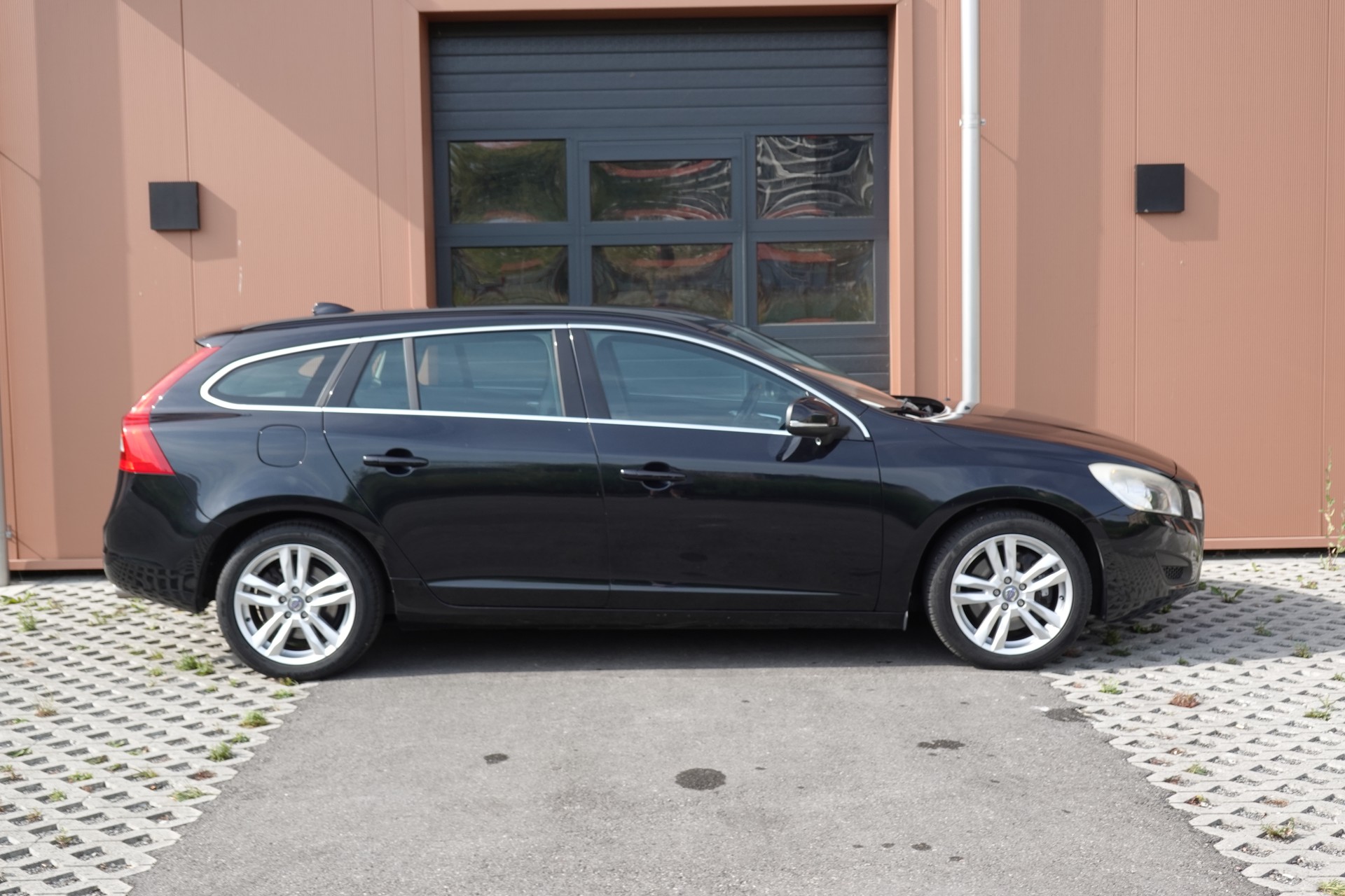 VOLVO V60 D4 AWD Geartronic "* CH Véhicule * 8 Roues * Phares Auto * Sièges chauffants * Capteur stationnement * Tempomat *-showroom-element-3