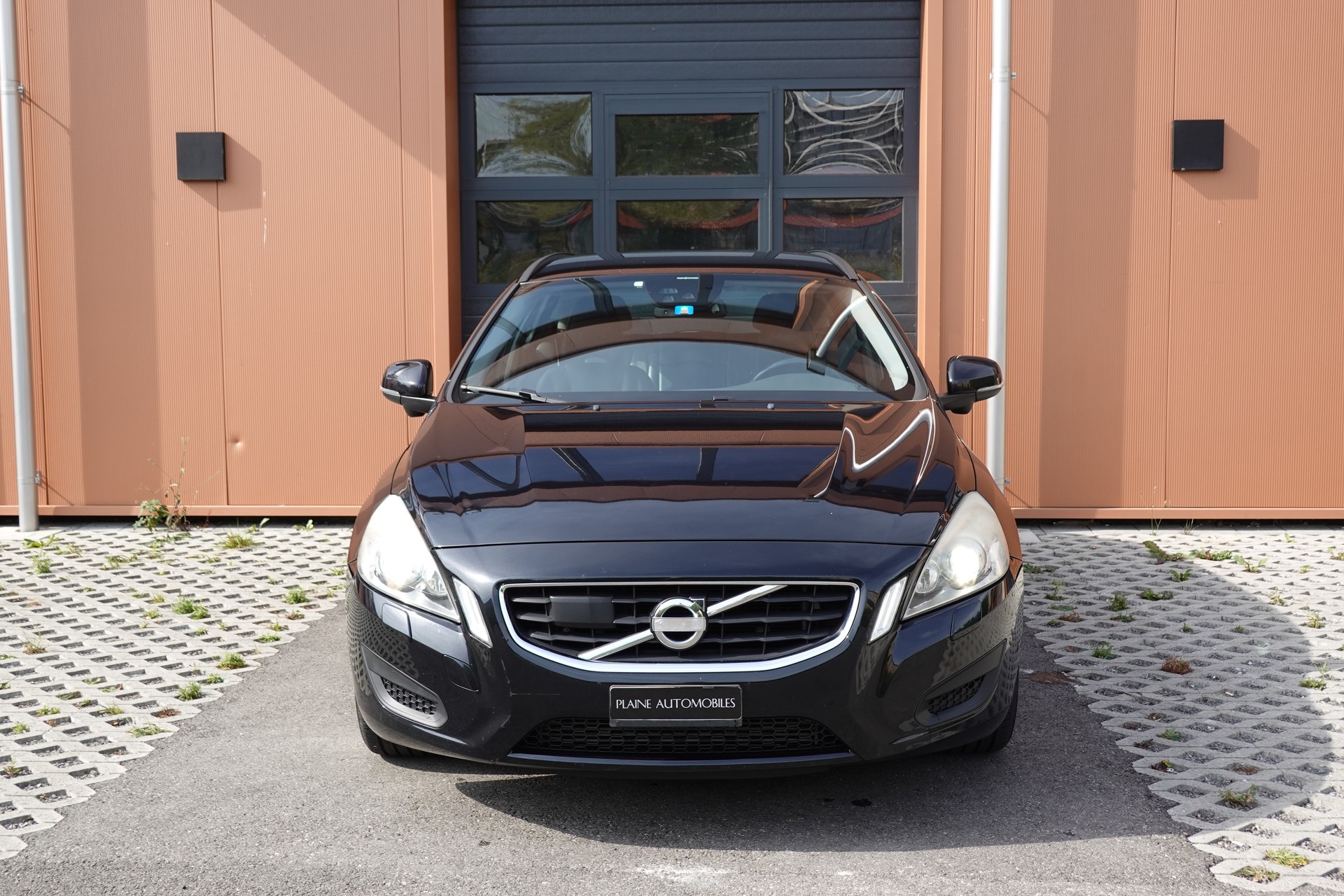 VOLVO V60 D4 AWD Geartronic "* CH Véhicule * 8 Roues * Phares Auto * Sièges chauffants * Capteur stationnement * Tempomat *-showroom-element-1