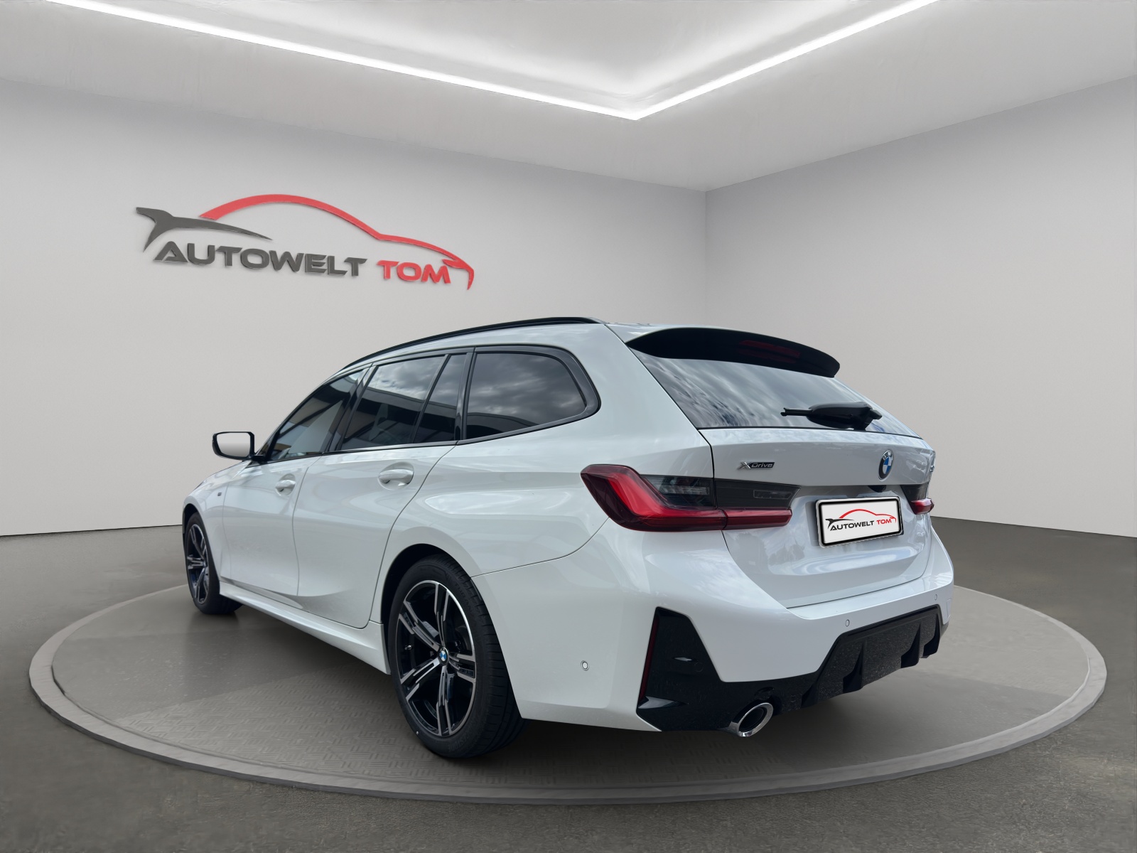 BMW 320d xDrive 48V Touring Steptronic M Sport 🏁*CH*gratis Service*-image-2
