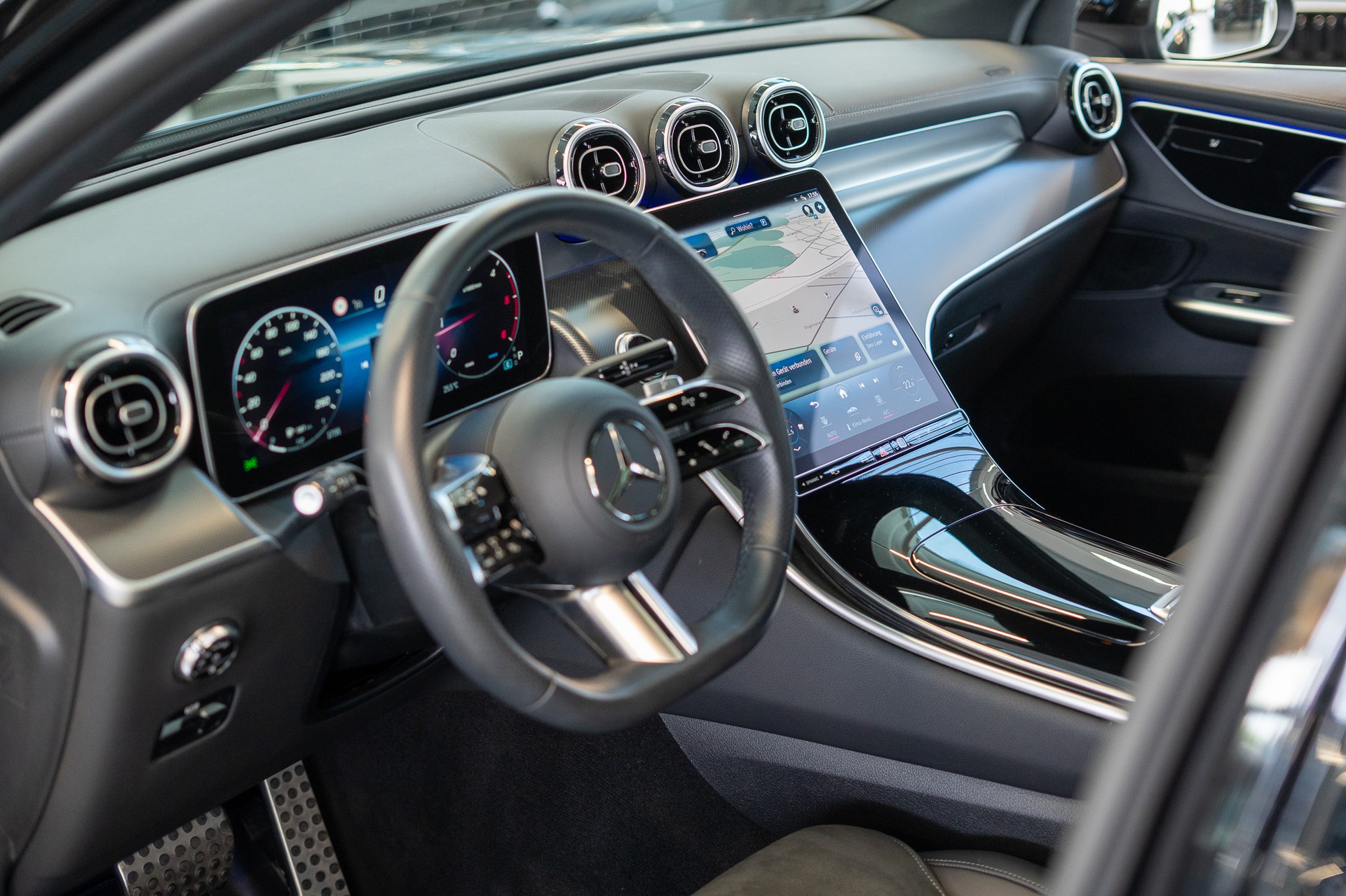 MERCEDES-BENZ GLC 220 d AMG Line 4matic / Panorama-Schiebedach / Ambiente-Beleuchtung / Sitzheizung-image-10