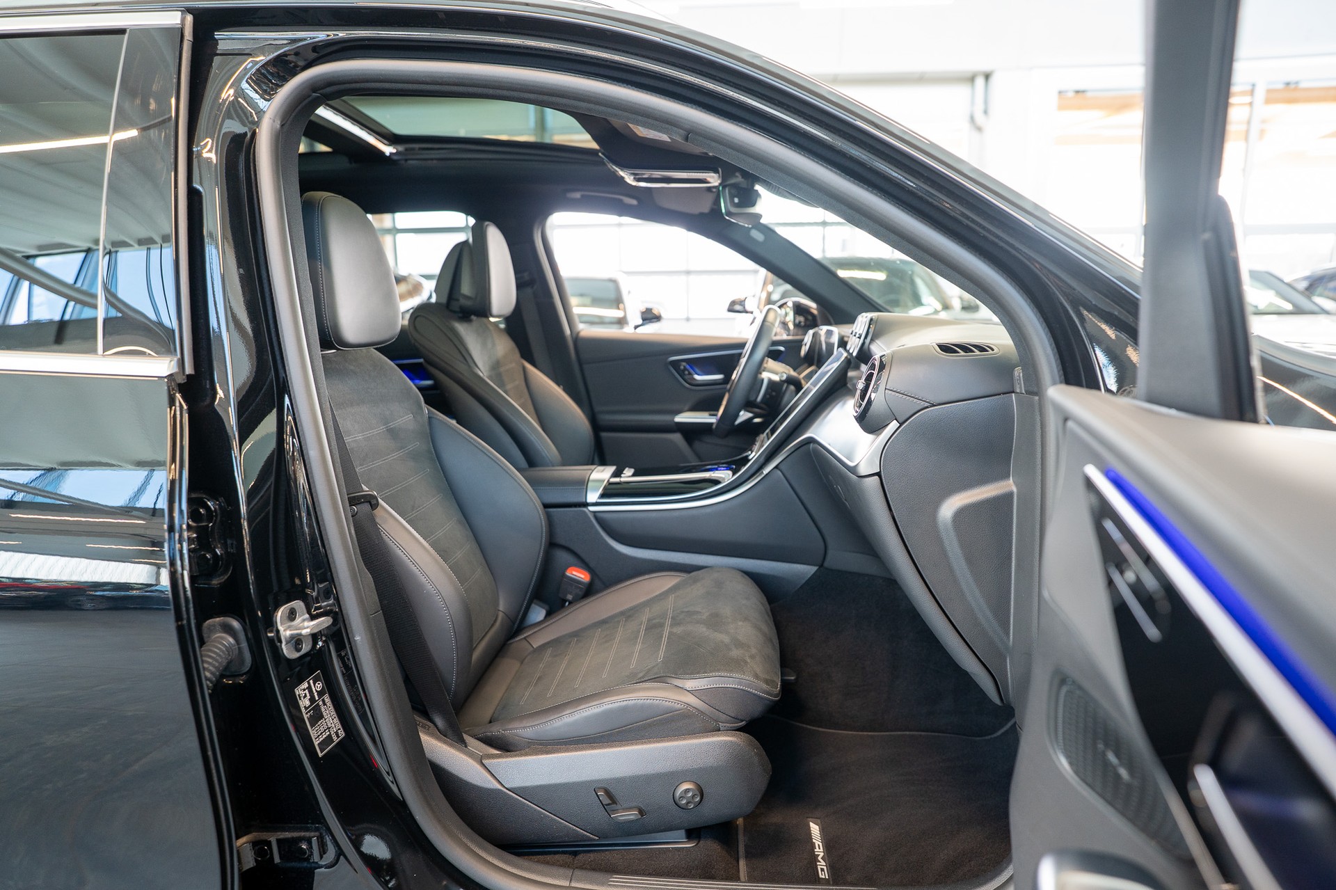 MERCEDES-BENZ GLC 220 d AMG Line 4matic / Panorama-Schiebedach / Ambiente-Beleuchtung / Sitzheizung-image-14