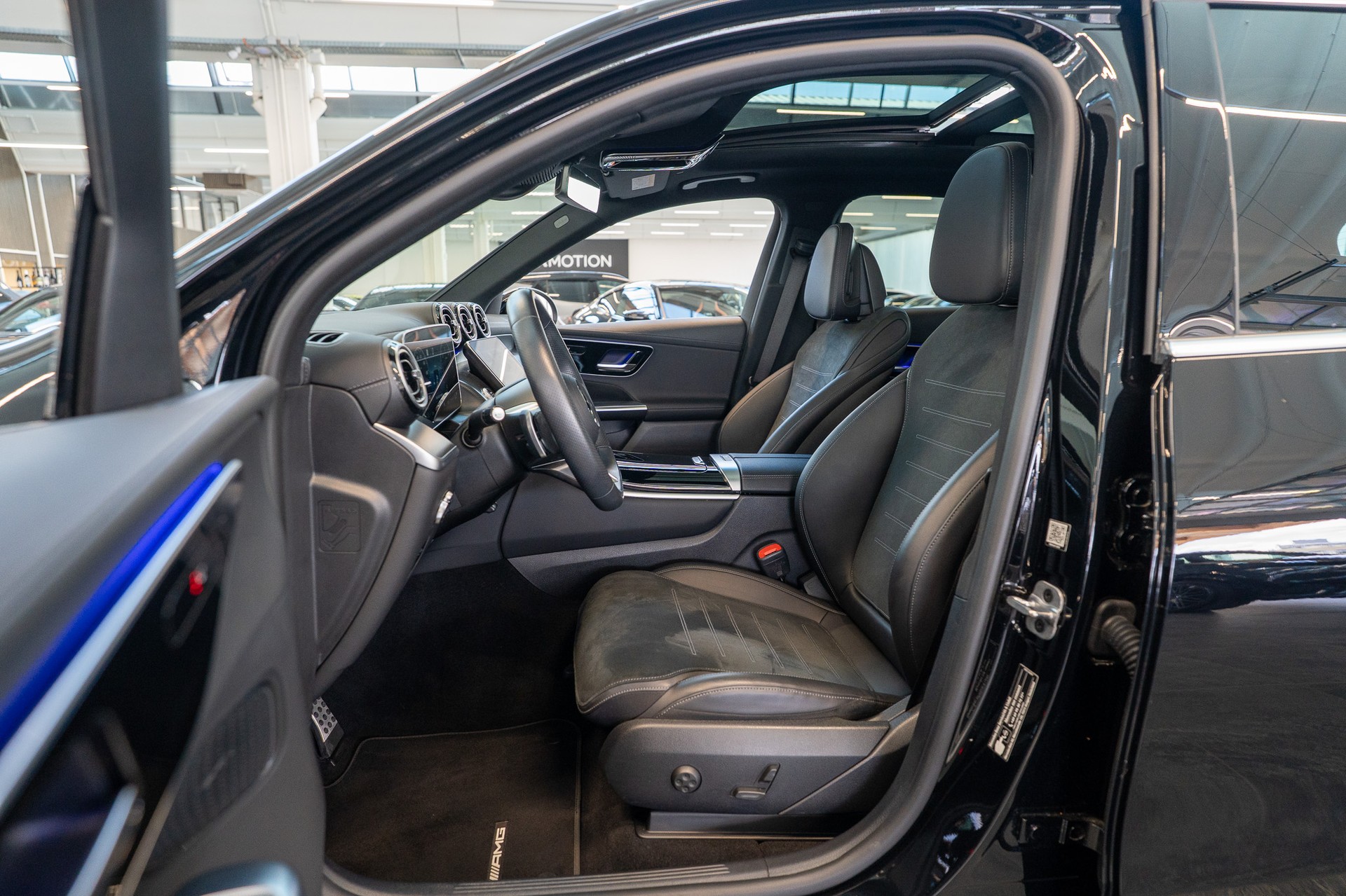 MERCEDES-BENZ GLC 220 d AMG Line 4matic / Panorama-Schiebedach / Ambiente-Beleuchtung / Sitzheizung-image-11