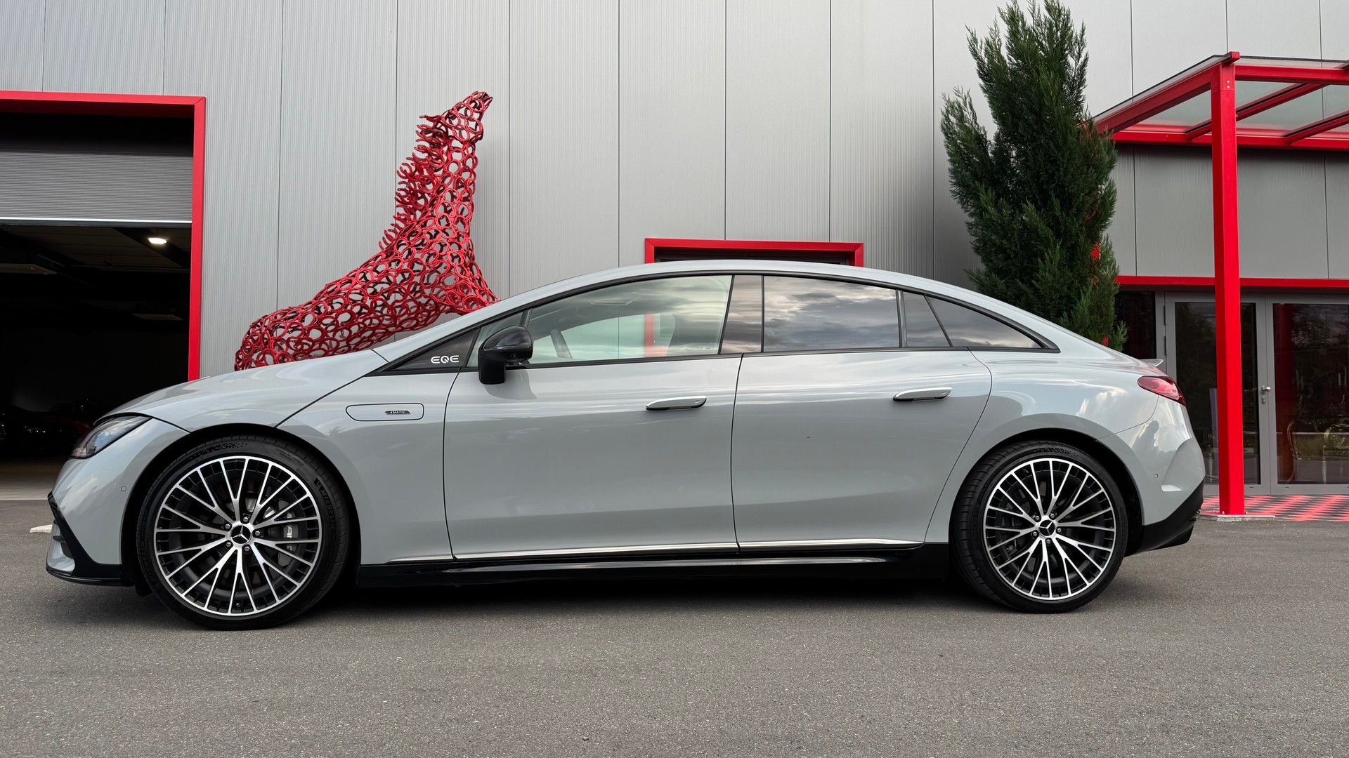 MERCEDES-BENZ EQE 43 AMG 4 Matic-showroom-element-2