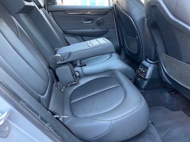 BMW 220i Active Tourer DKG Luxury Line-image-11