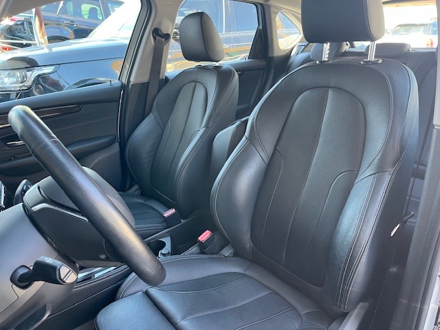 BMW 220i Active Tourer DKG Luxury Line-image-9
