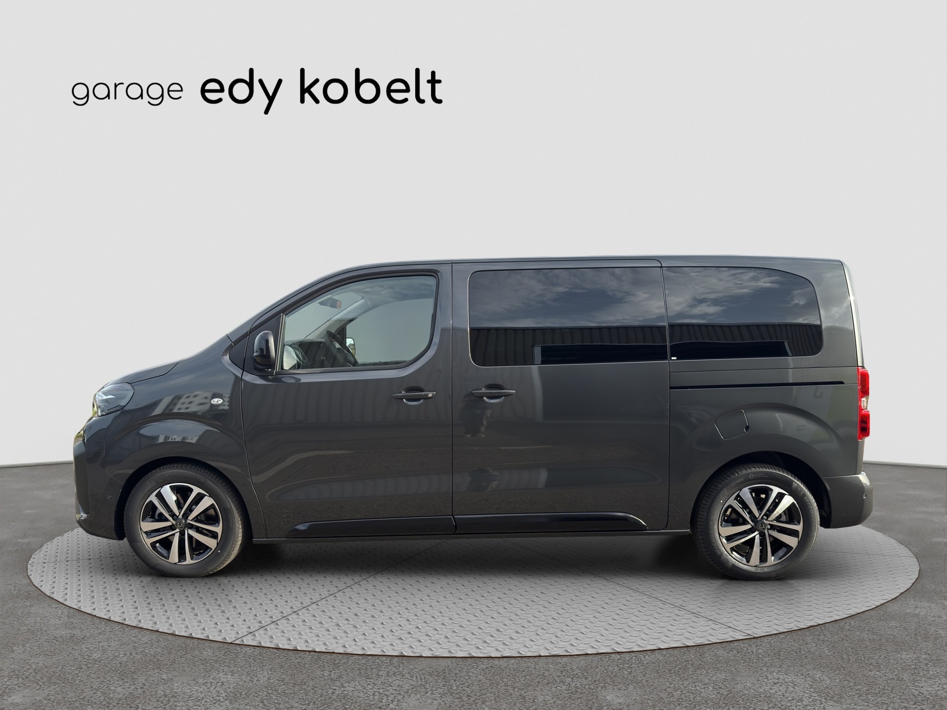 PEUGEOT Traveller 2.2 BlueHDi Family Edition Standard EAT8-showroom-element-1