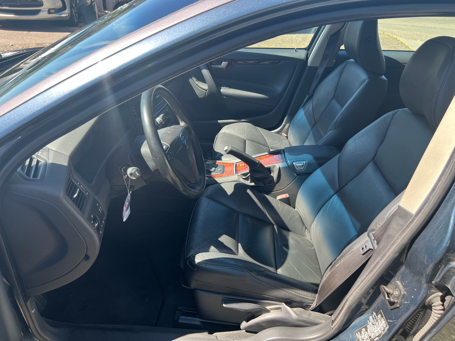 VOLVO V70 2.4D Momentum Geartronic-image-8