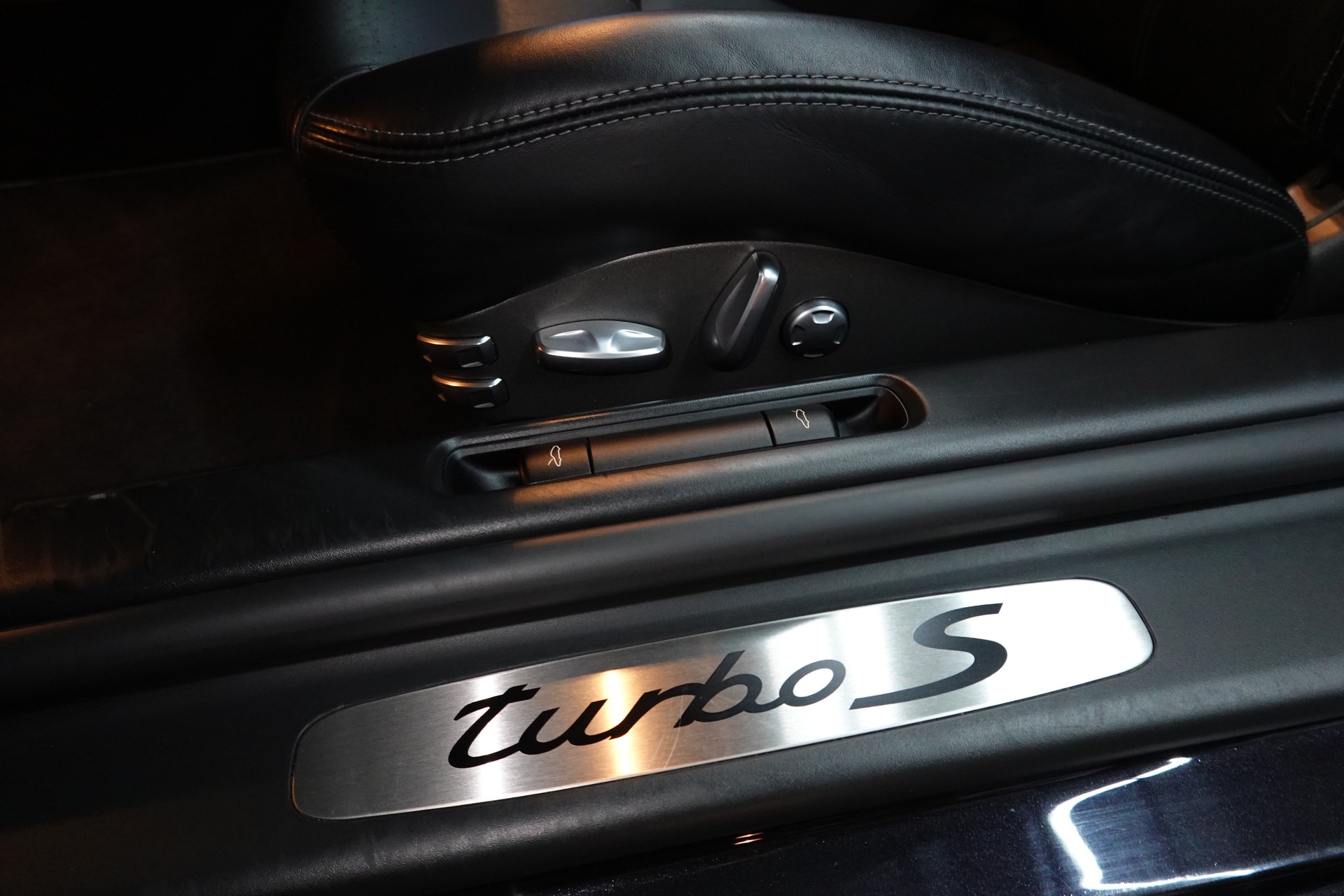 PORSCHE 911 TURBO S 997.2 PDK BLACK CH-FZ AKRAPOVIC KW-V3-image-43