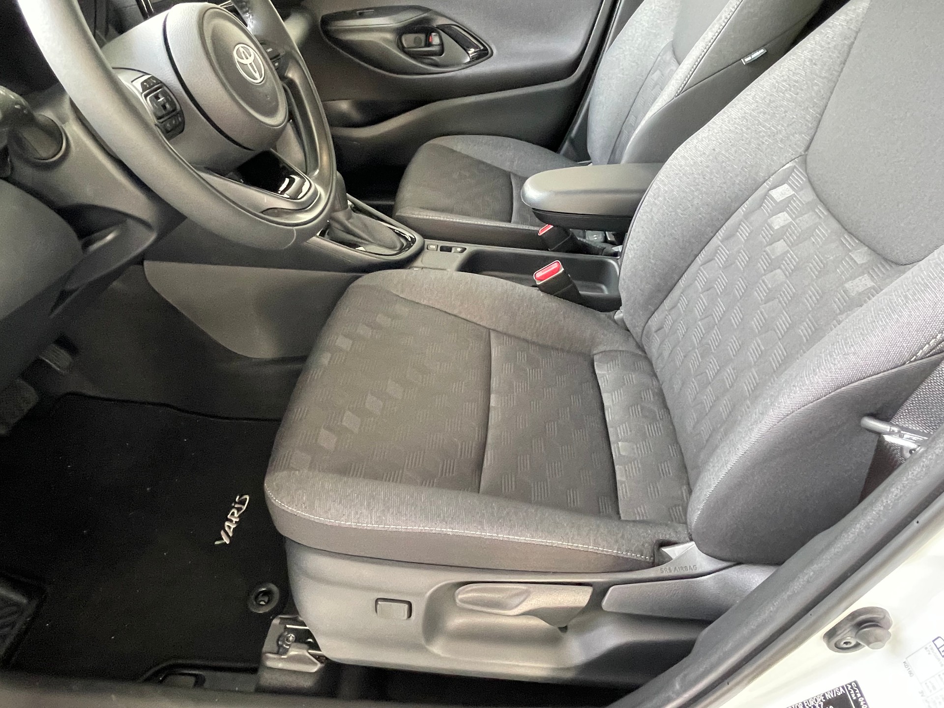 TOYOTA Yaris 1.5 Comfort e-CVT-image-8