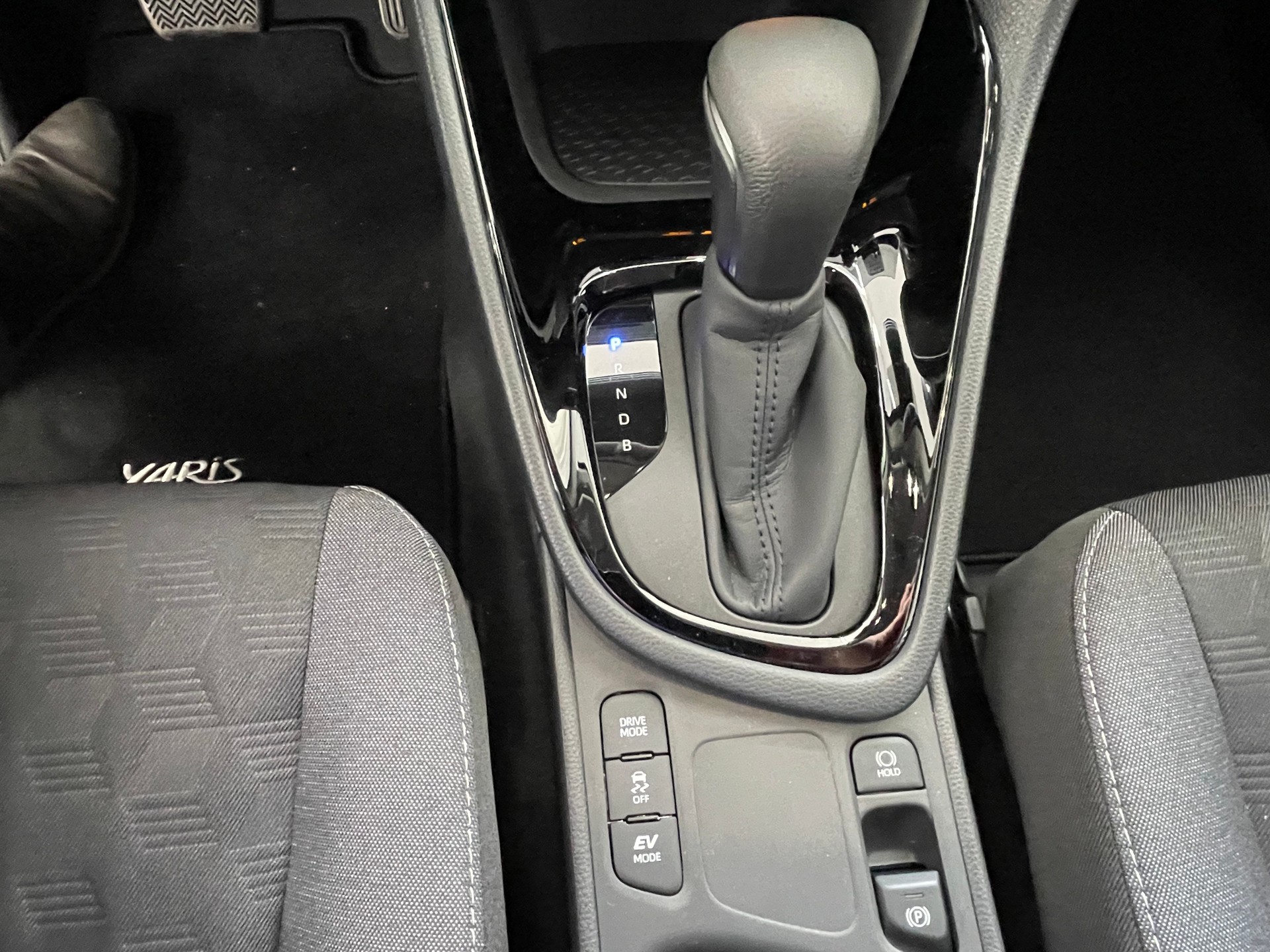 TOYOTA Yaris 1.5 Comfort e-CVT-image-14
