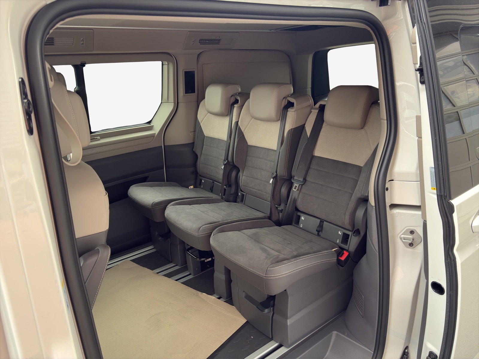 VW California 2.0 TDI Beach Tour-image-11