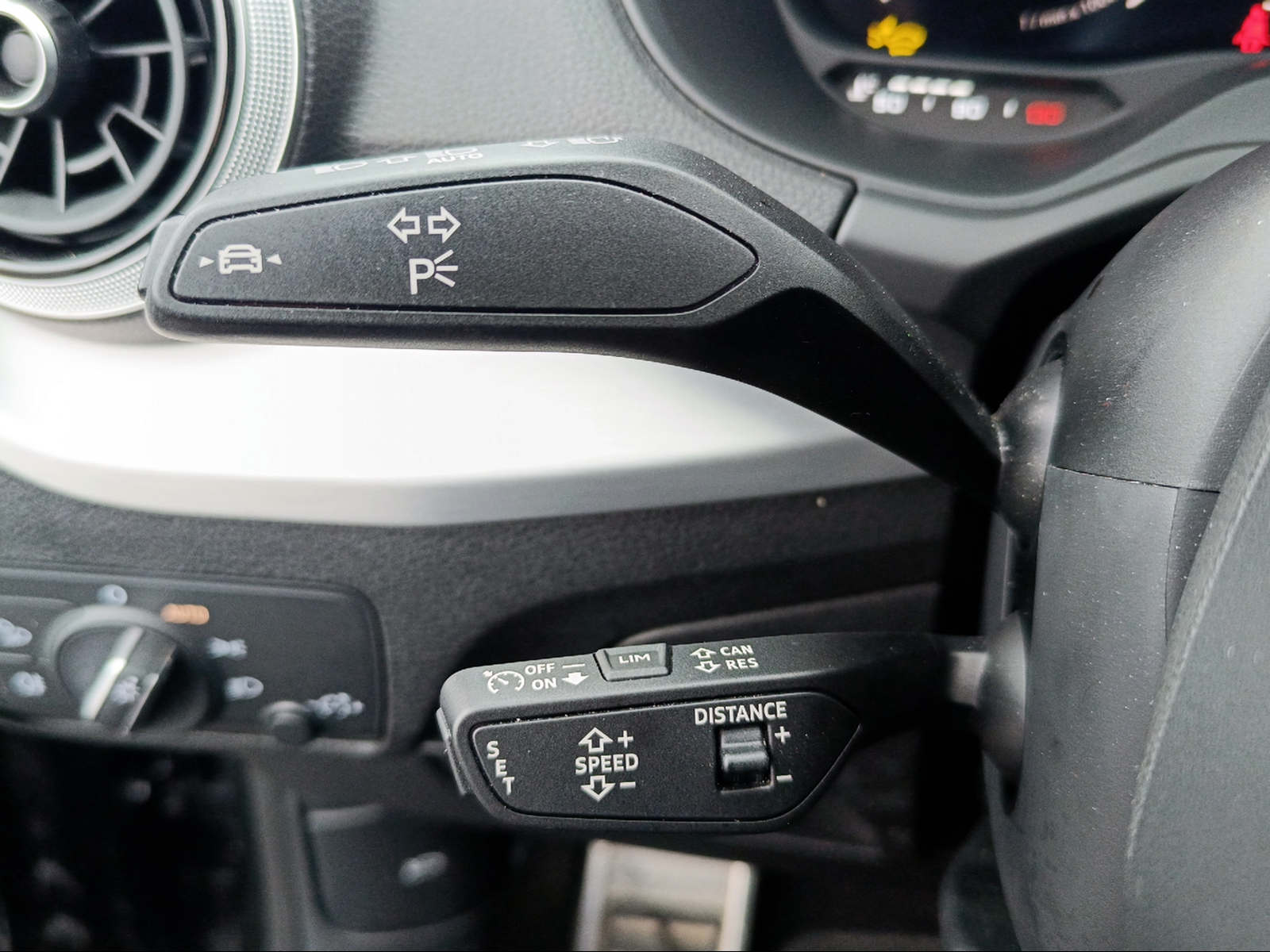 AUDI Q2 40 TFSI S line quattro S-tronic-image-12