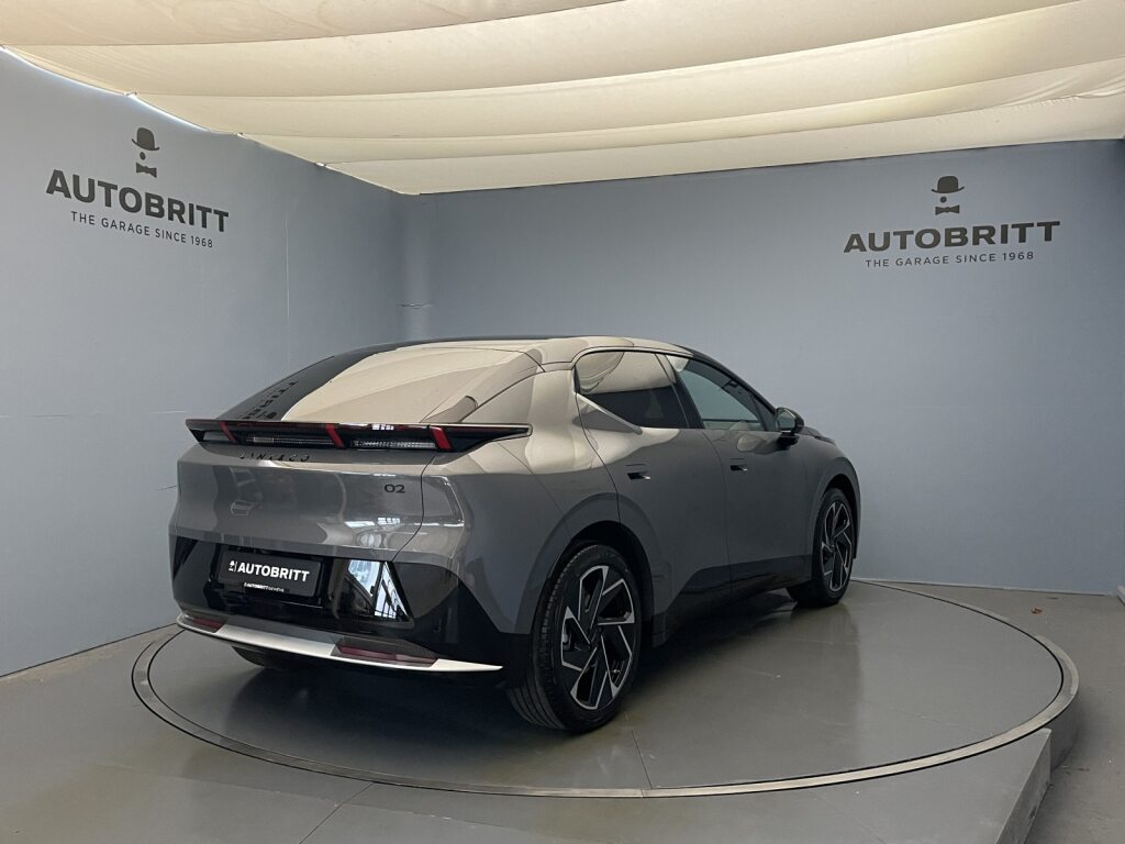 LYNK & CO 02 More-showroom-element-3