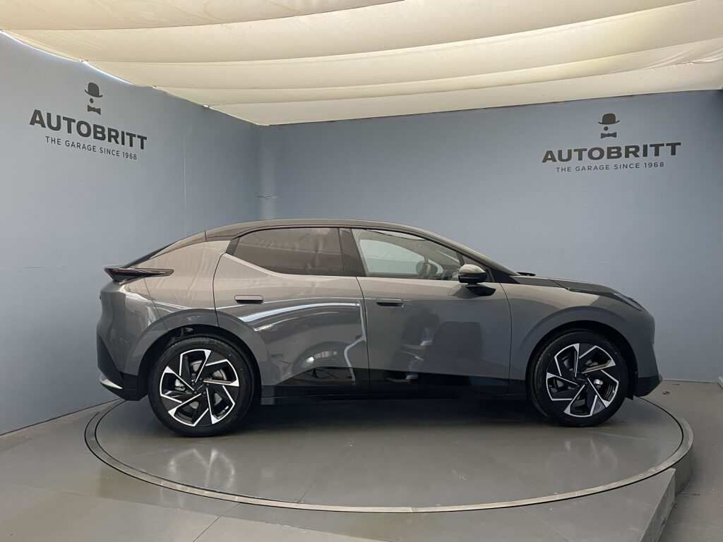 LYNK & CO 02 More-showroom-element-2