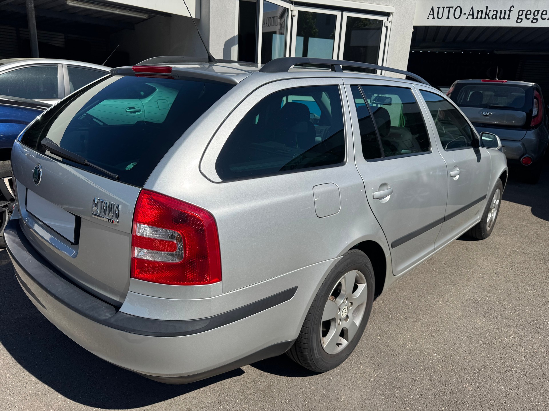 SKODA Octavia 2.0 TDI Ambiente-image-3