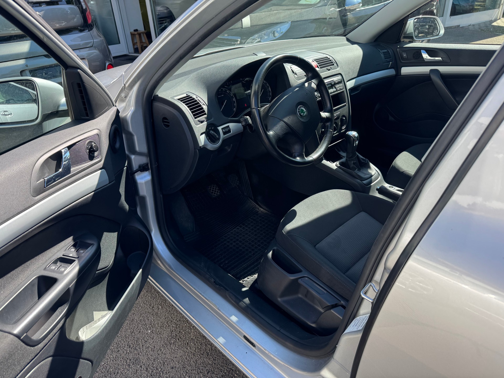 SKODA Octavia 2.0 TDI Ambiente-image-6