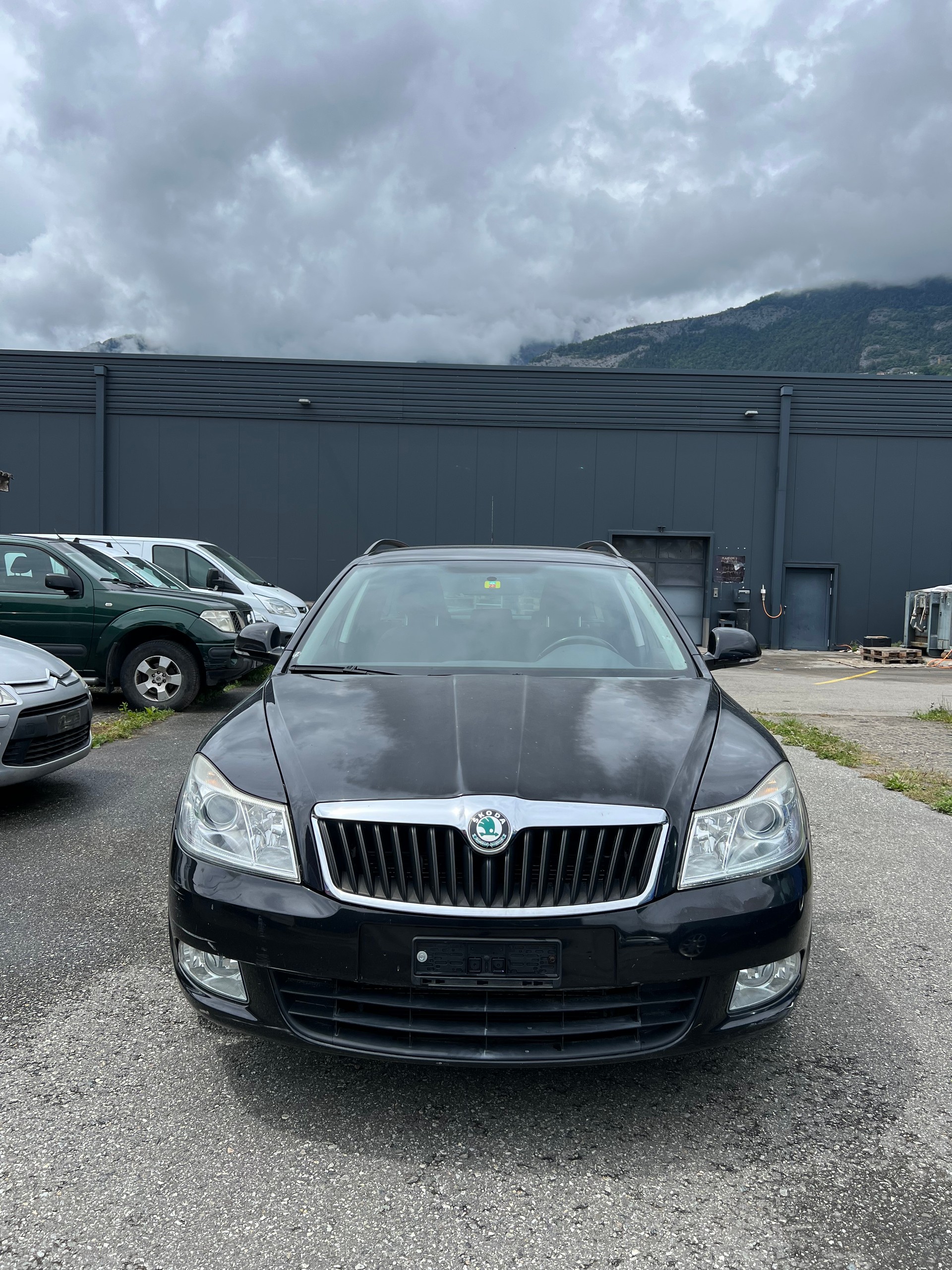 SKODA Octavia Combi 1.8 TSI 50Years 4x4-image-2