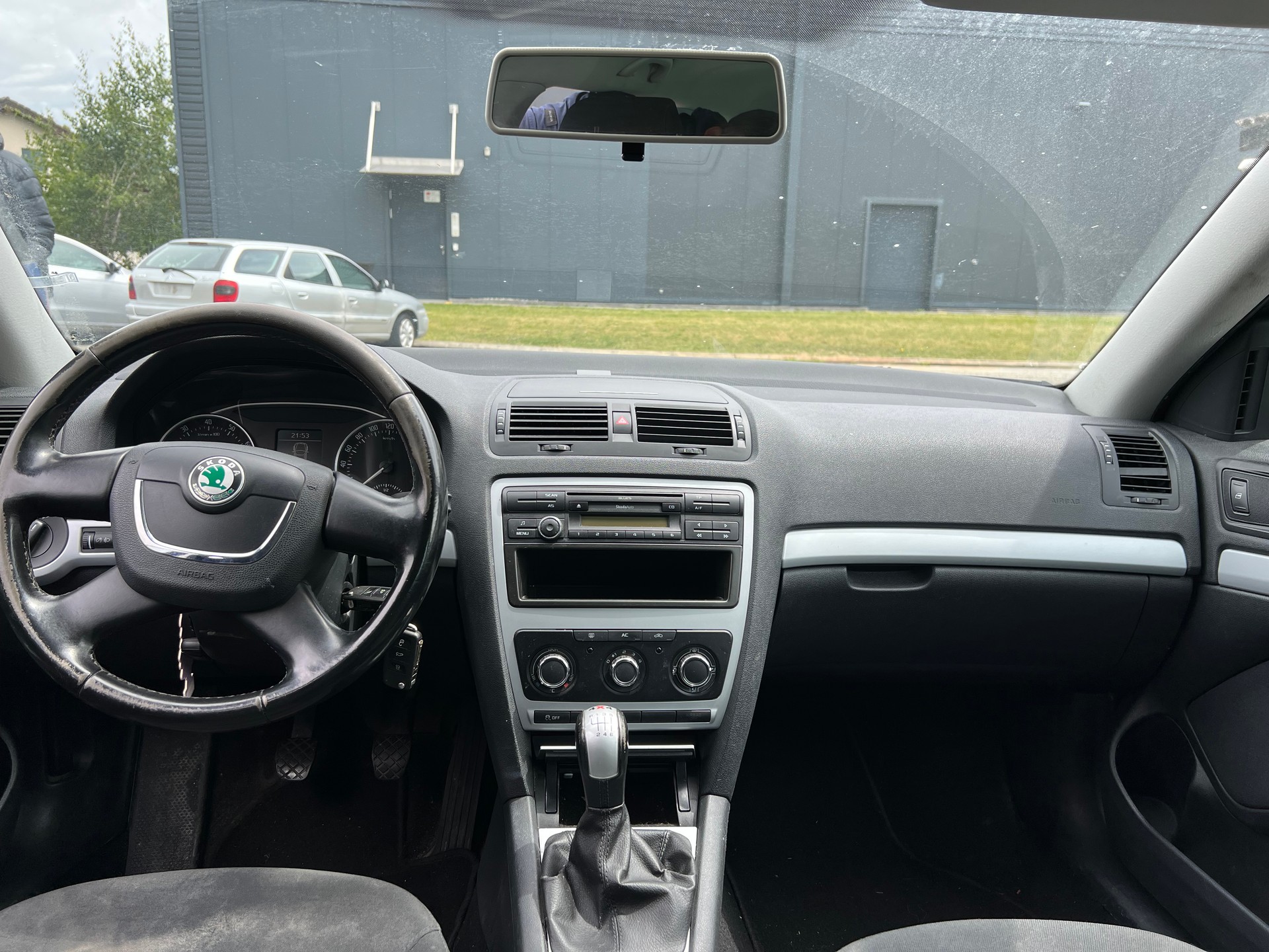 SKODA Octavia Combi 1.8 TSI 50Years 4x4-image-8