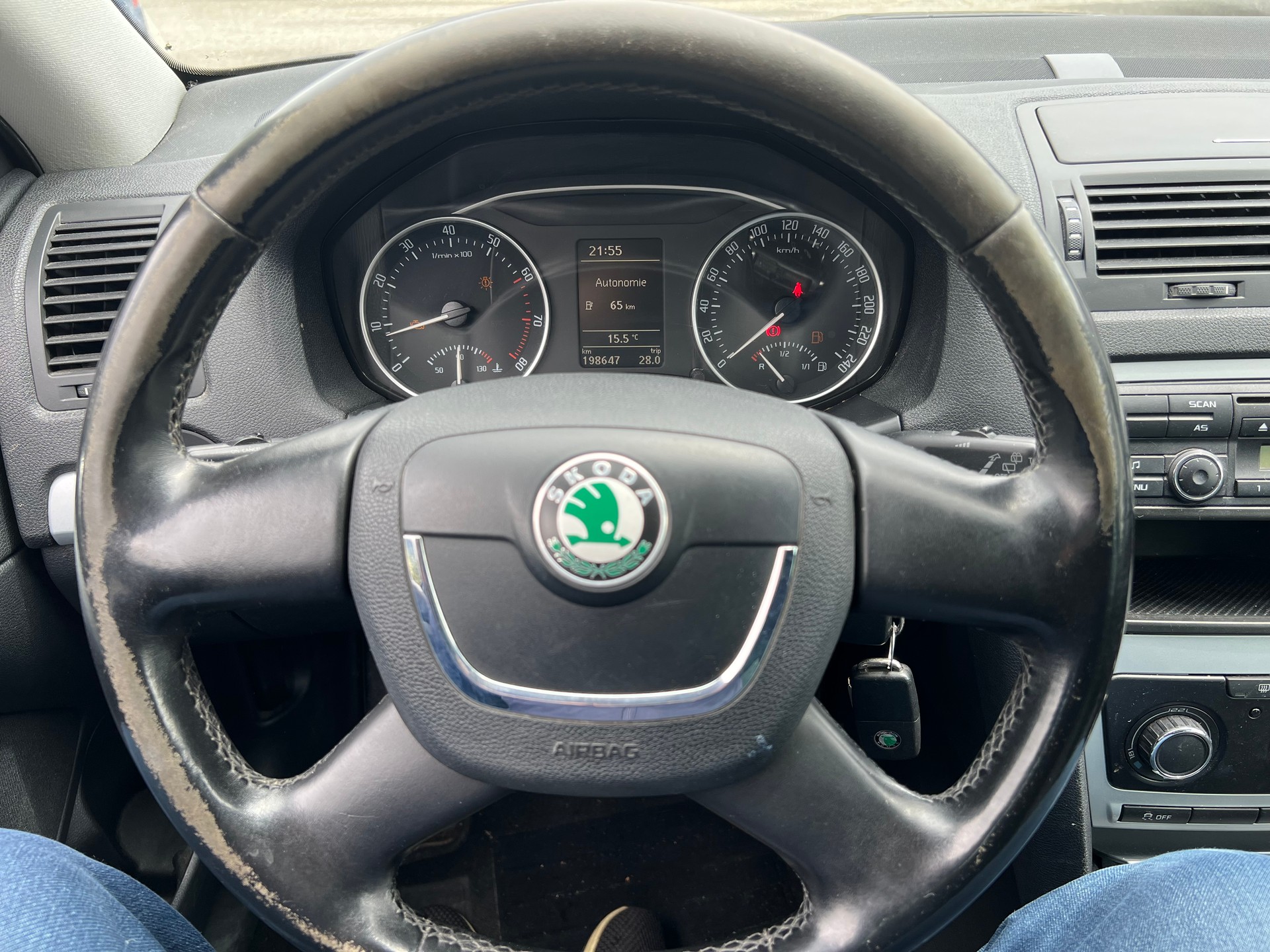 SKODA Octavia Combi 1.8 TSI 50Years 4x4-image-9