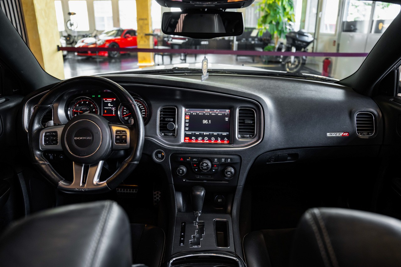 DODGE Charger SRT8-image-11