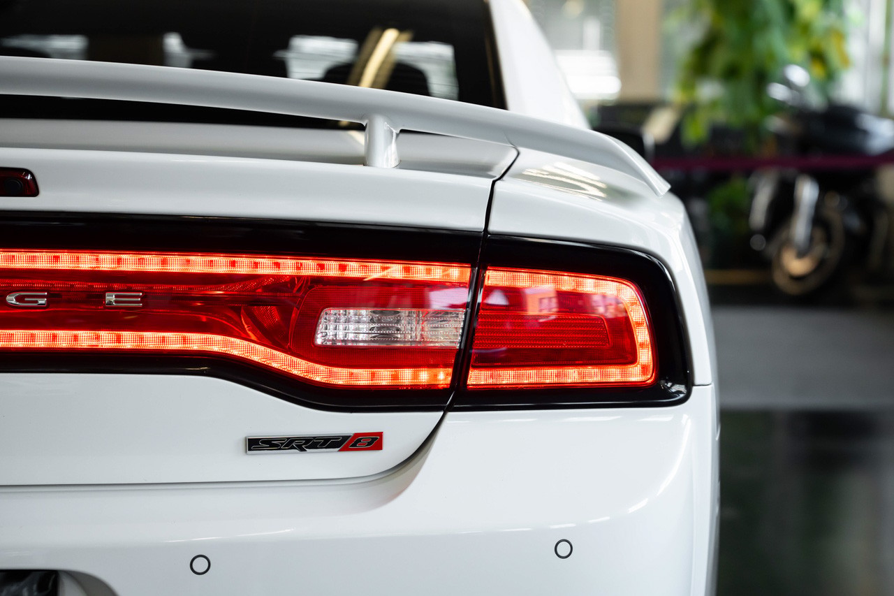 DODGE Charger SRT8-image-9